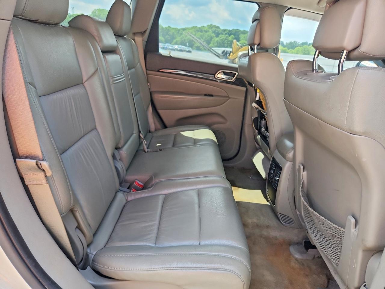 2011 Jeep Grand Cherokee Laredo White vin: 1J4RR4GG2BC567538