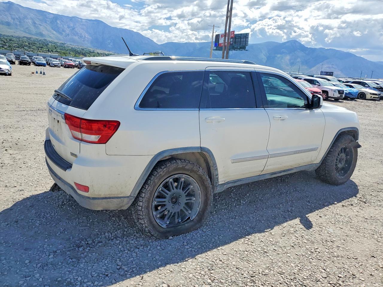 2011 Jeep Grand Cherokee Laredo White vin: 1J4RR4GG2BC654677