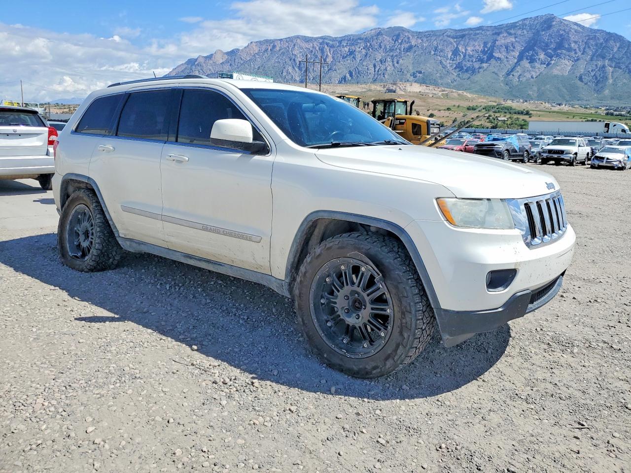 2011 Jeep Grand Cherokee Laredo White vin: 1J4RR4GG2BC654677