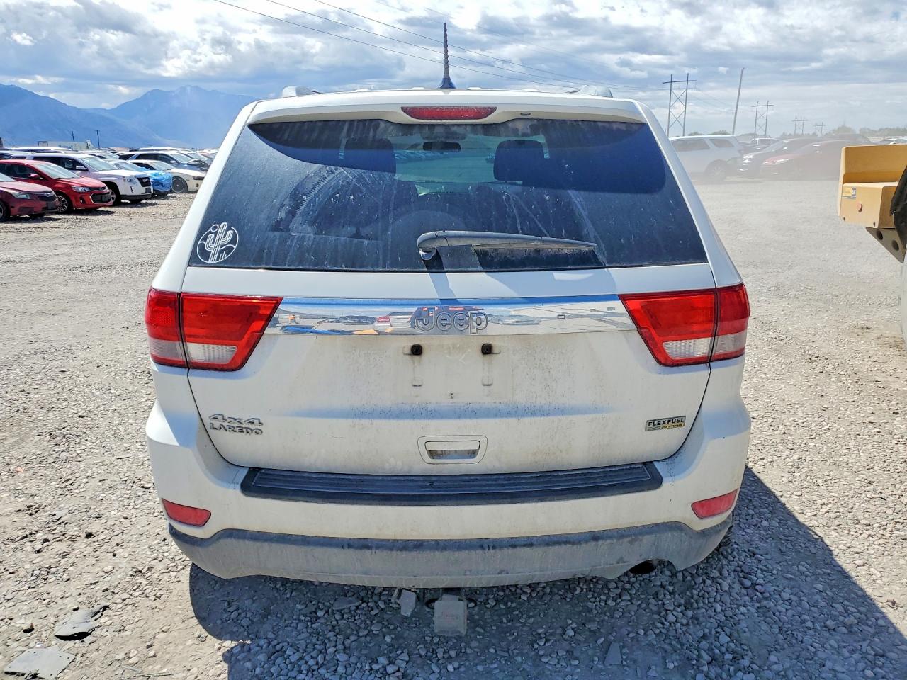 2011 Jeep Grand Cherokee Laredo White vin: 1J4RR4GG2BC654677