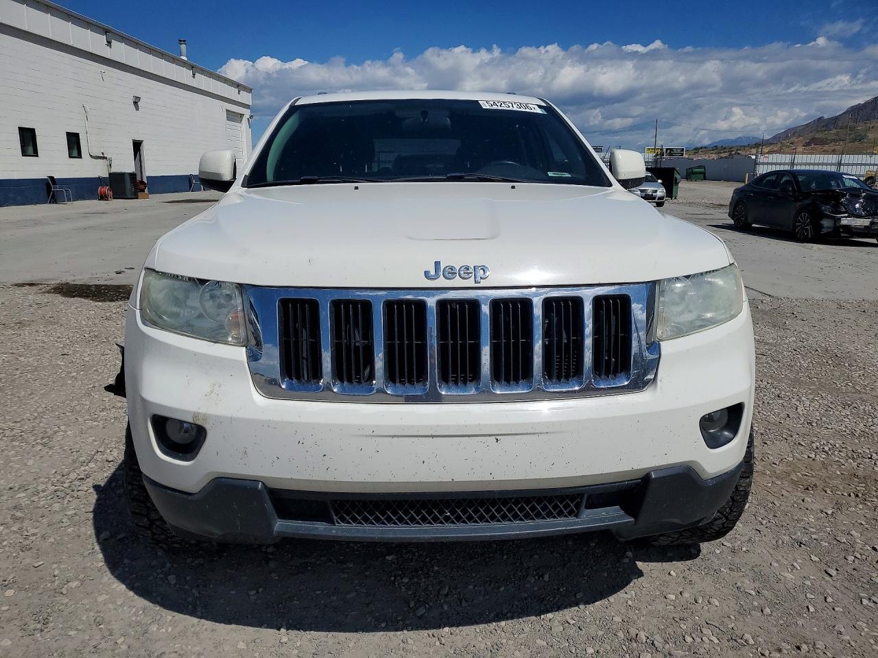 2011 Jeep Grand Cherokee Laredo White vin: 1J4RR4GG2BC654677