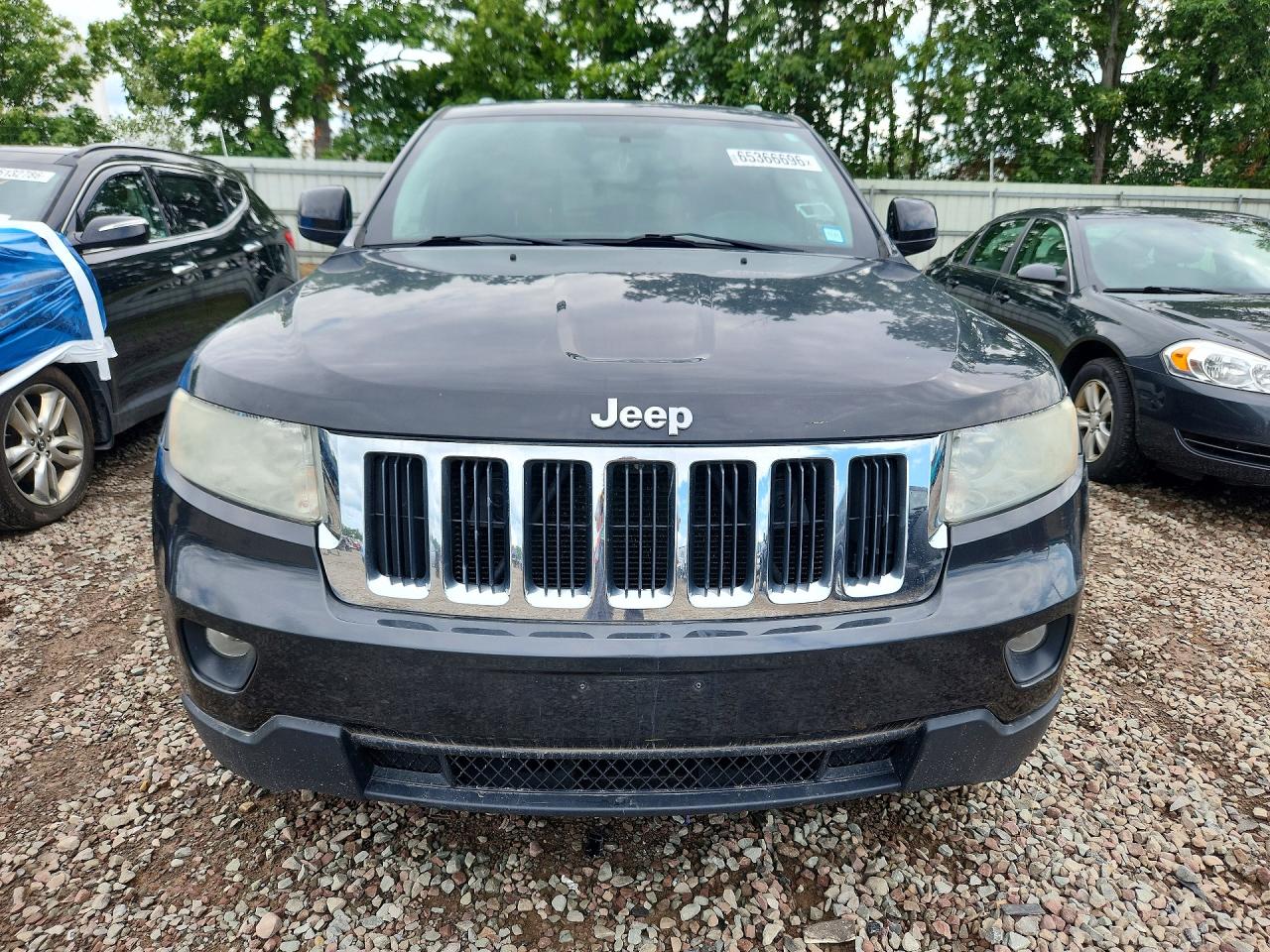 2011 Jeep Grand Cherokee Laredo Gray vin: 1J4RR4GG2BC656638