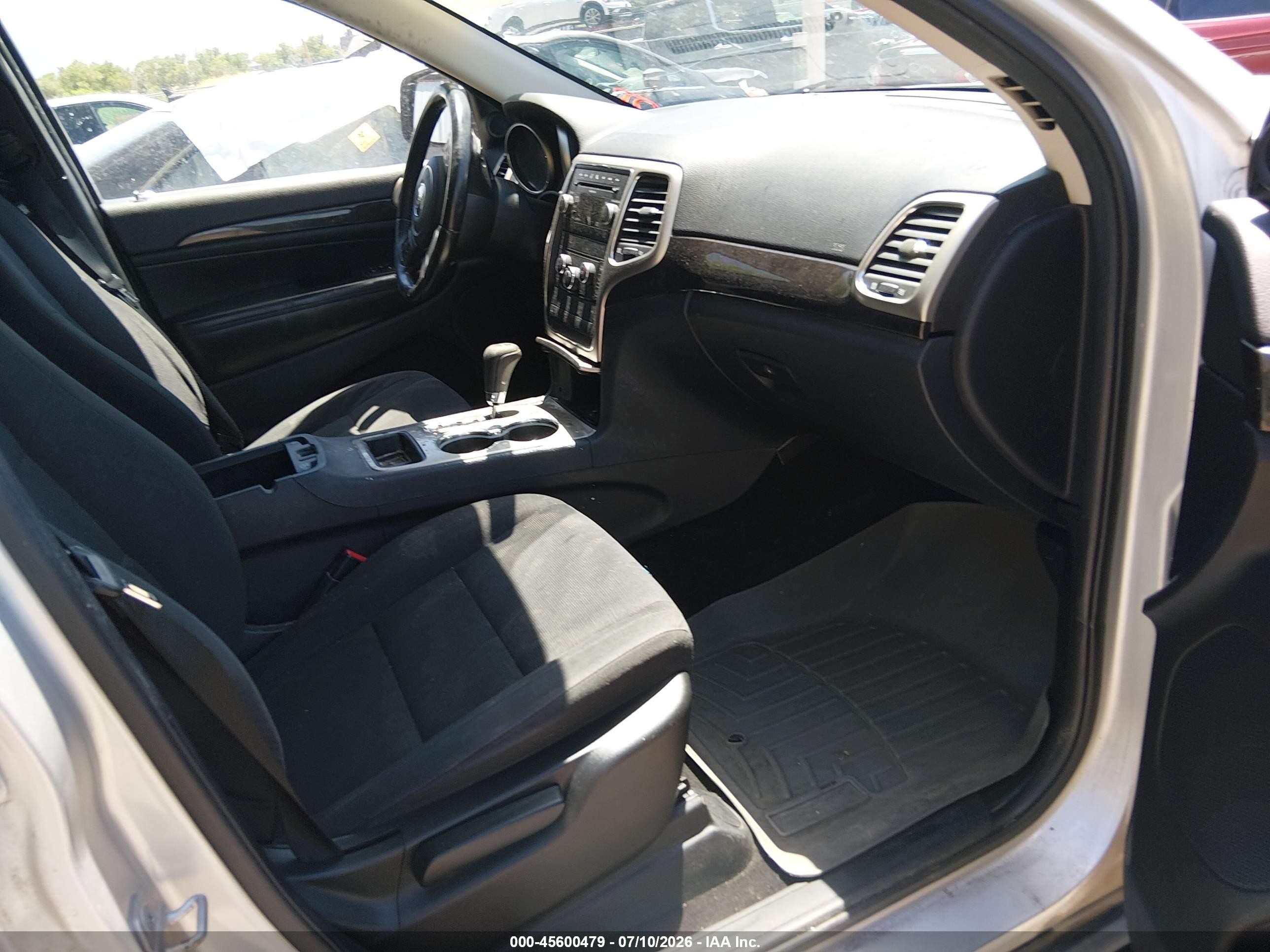 2011 Jeep Grand Cherokee Laredo Silver vin: 1J4RR4GG2BC693849