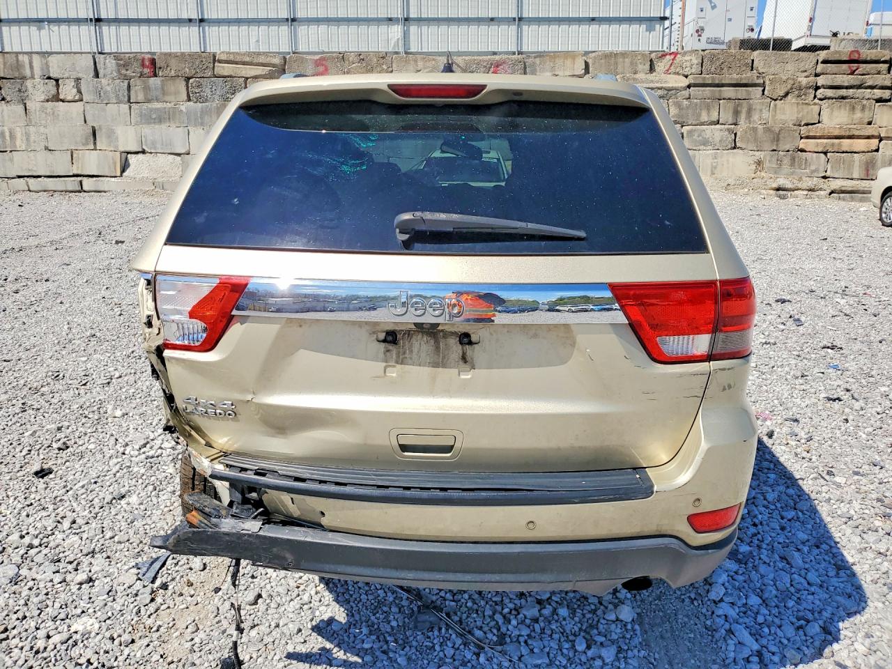 2011 Jeep Grand Cherokee Laredo Gold vin: 1J4RR4GG2BC735341