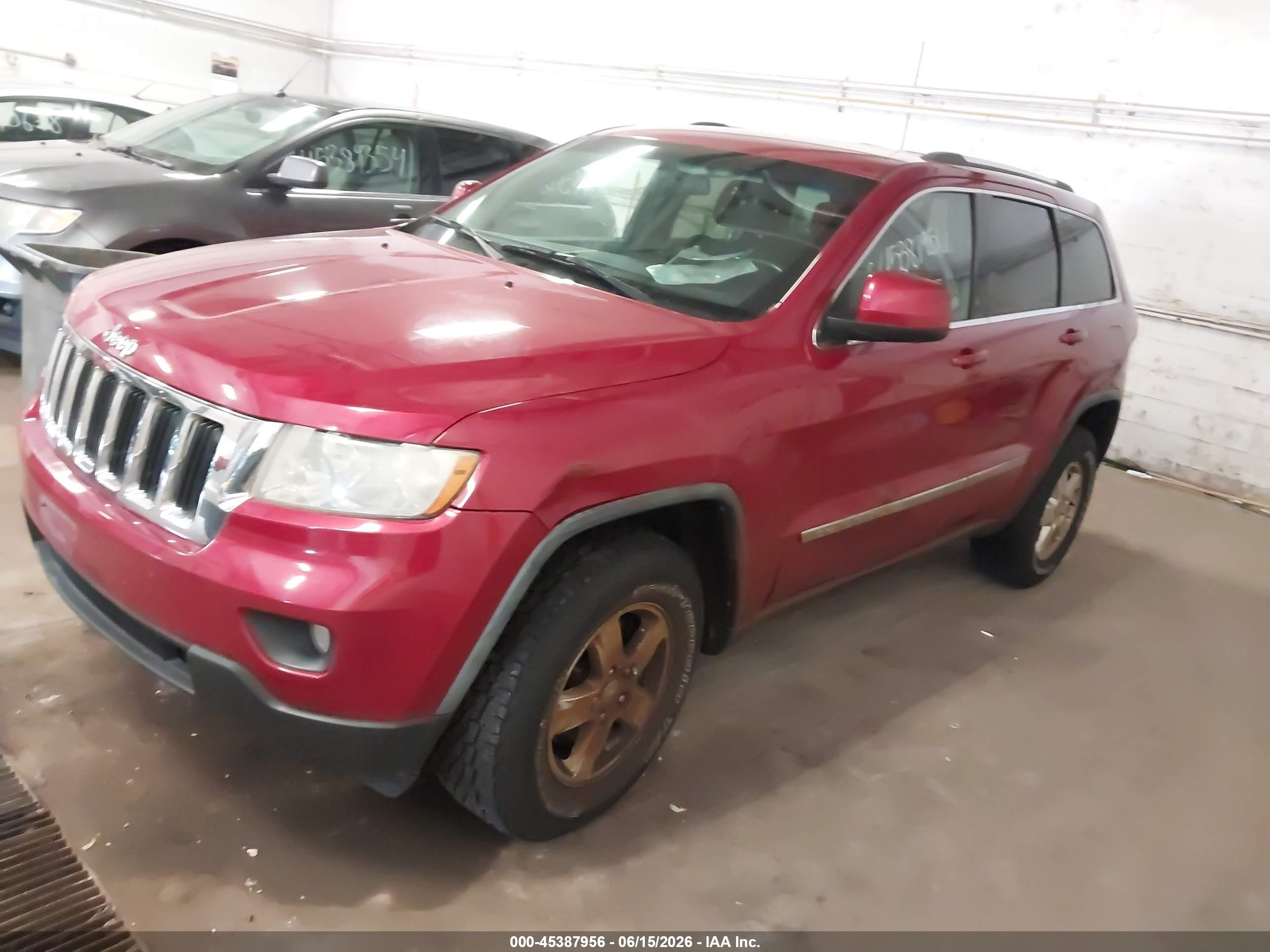 2011 Jeep Grand Cherokee Laredo Red vin: 1J4RR4GG3BC551302
