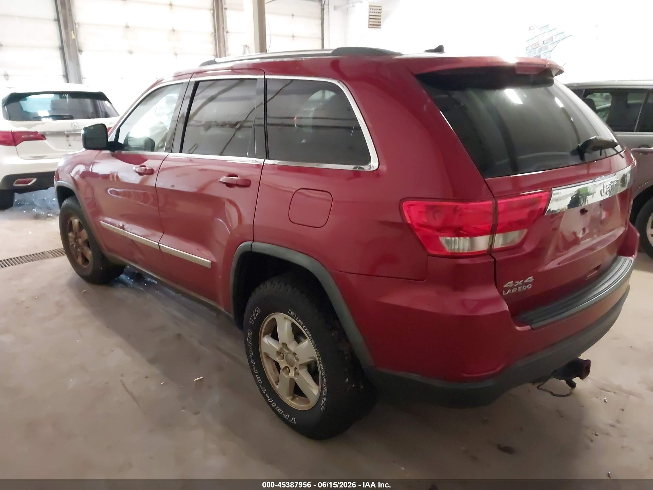 2011 Jeep Grand Cherokee Laredo Red vin: 1J4RR4GG3BC551302