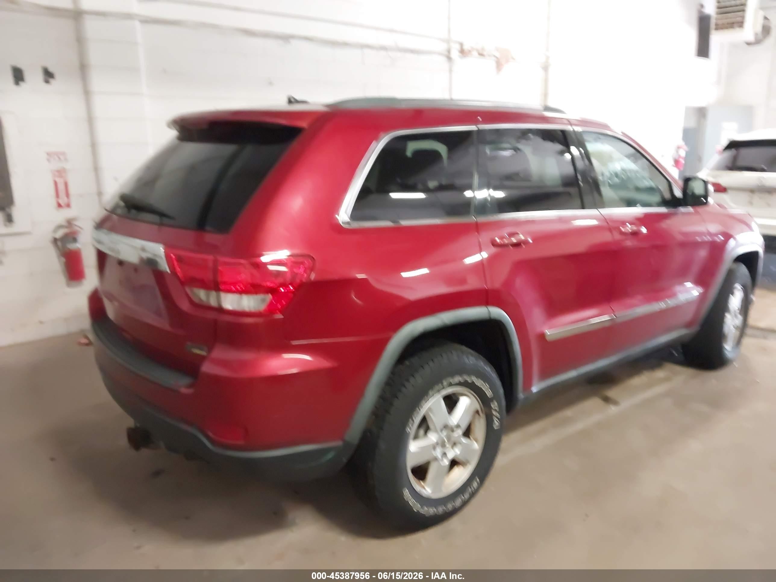 2011 Jeep Grand Cherokee Laredo Red vin: 1J4RR4GG3BC551302