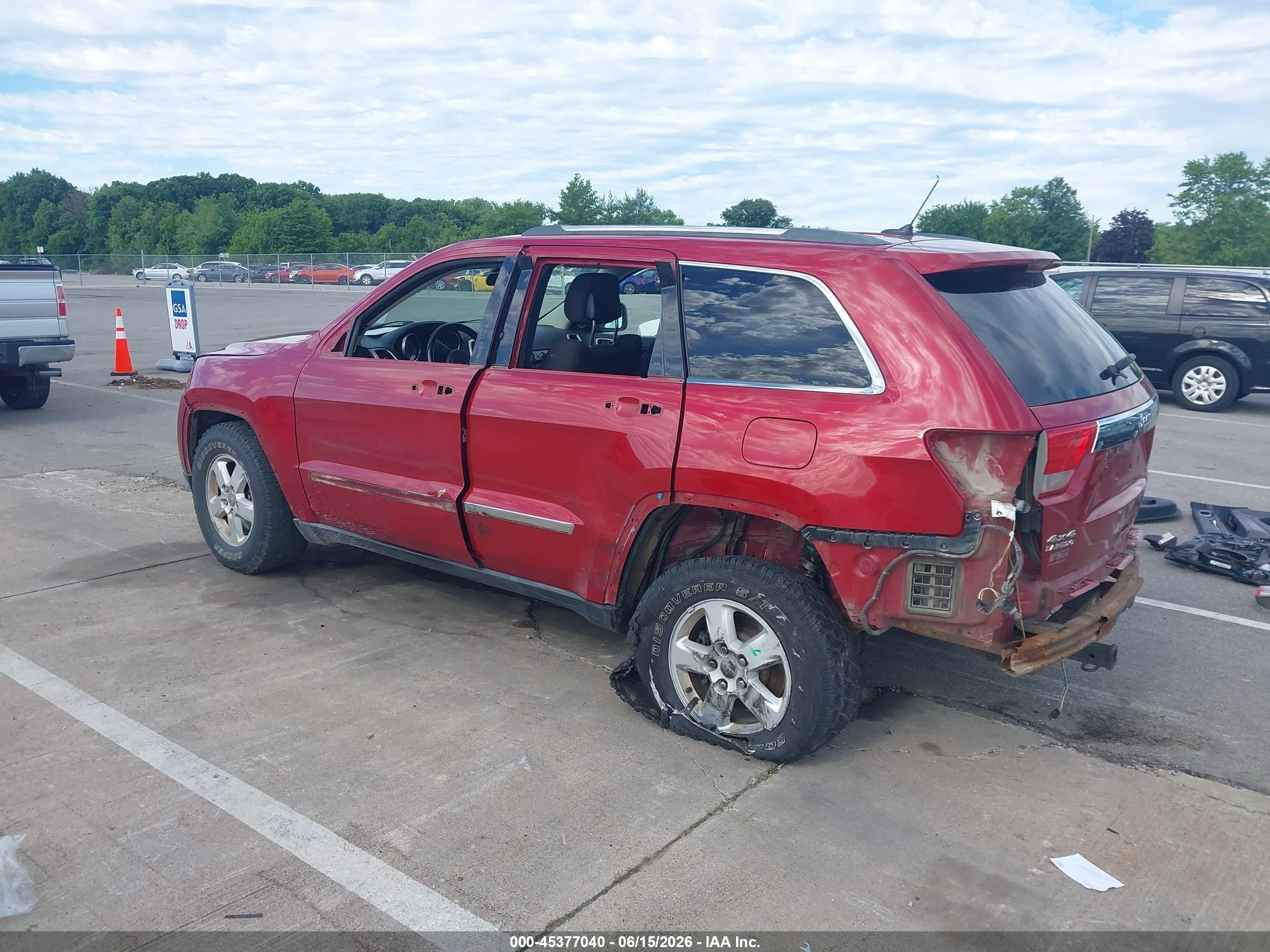 2011 Jeep Grand Cherokee Laredo Red vin: 1J4RR4GG3BC555222