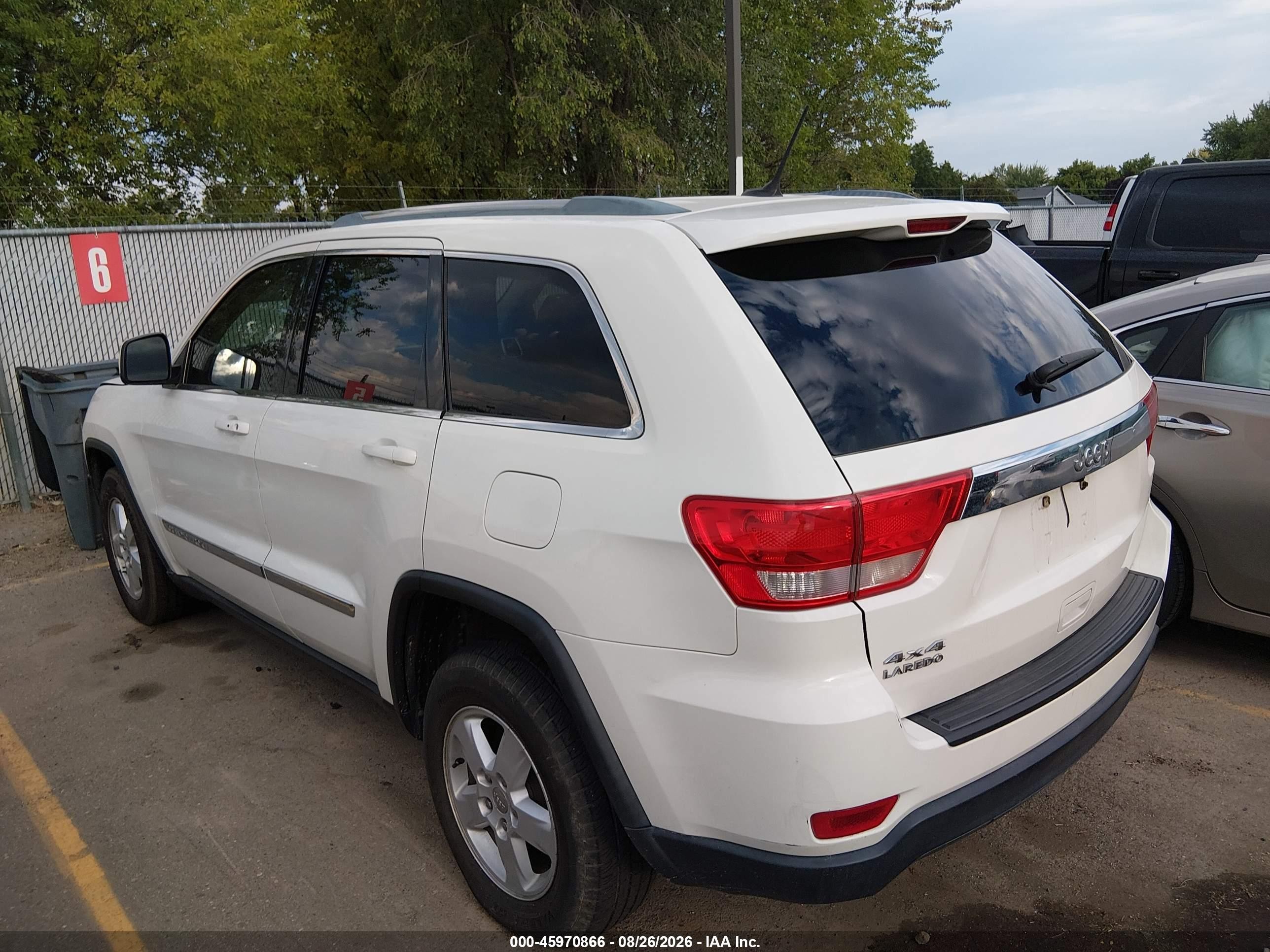 2011 Jeep Grand Cherokee Laredo Белый vin: 1J4RR4GG3BC570092