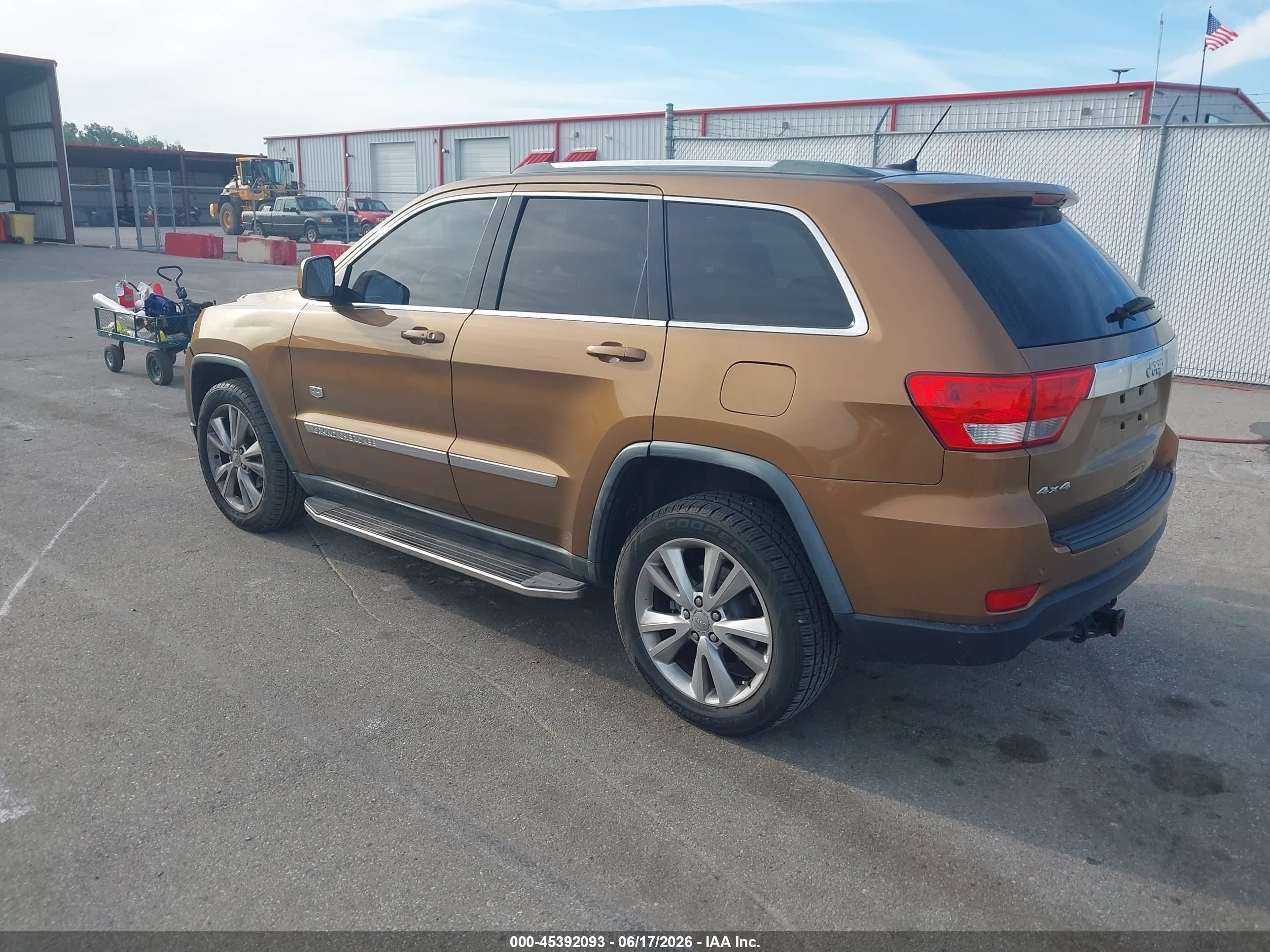 2011 Jeep Grand Cherokee Laredo Оранжевый vin: 1J4RR4GG3BC675408