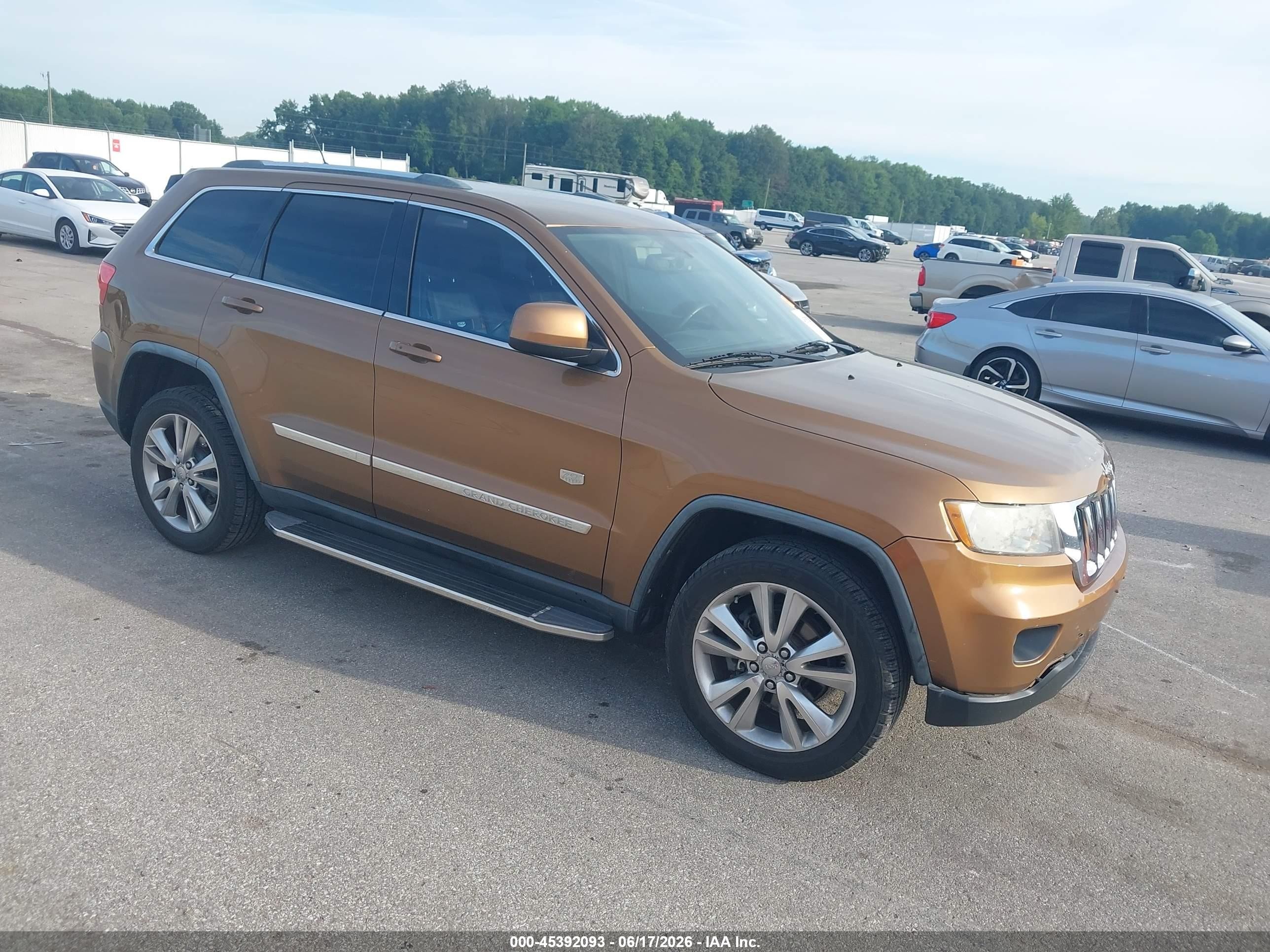 2011 Jeep Grand Cherokee Laredo Оранжевый vin: 1J4RR4GG3BC675408