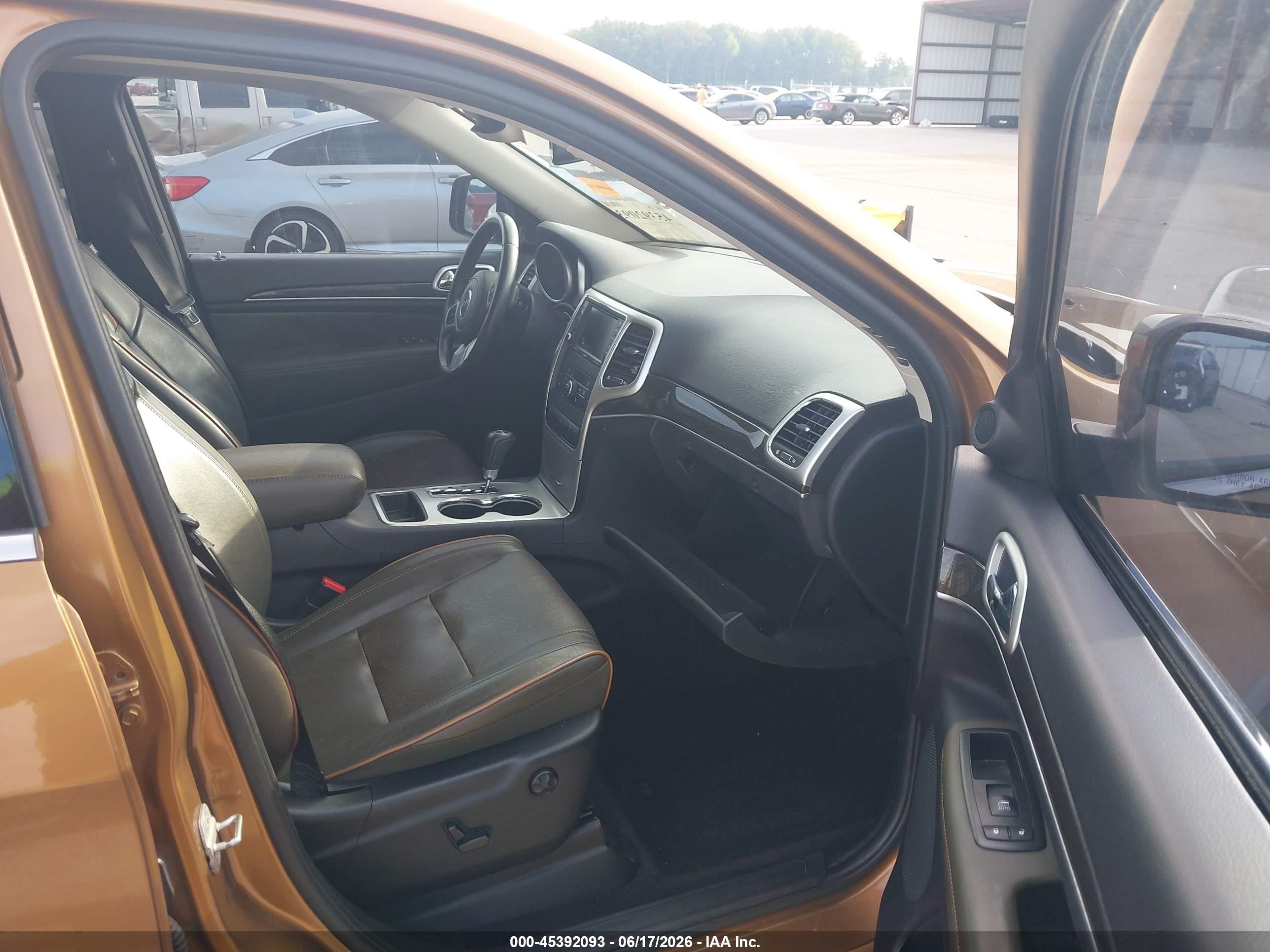 2011 Jeep Grand Cherokee Laredo Оранжевый vin: 1J4RR4GG3BC675408