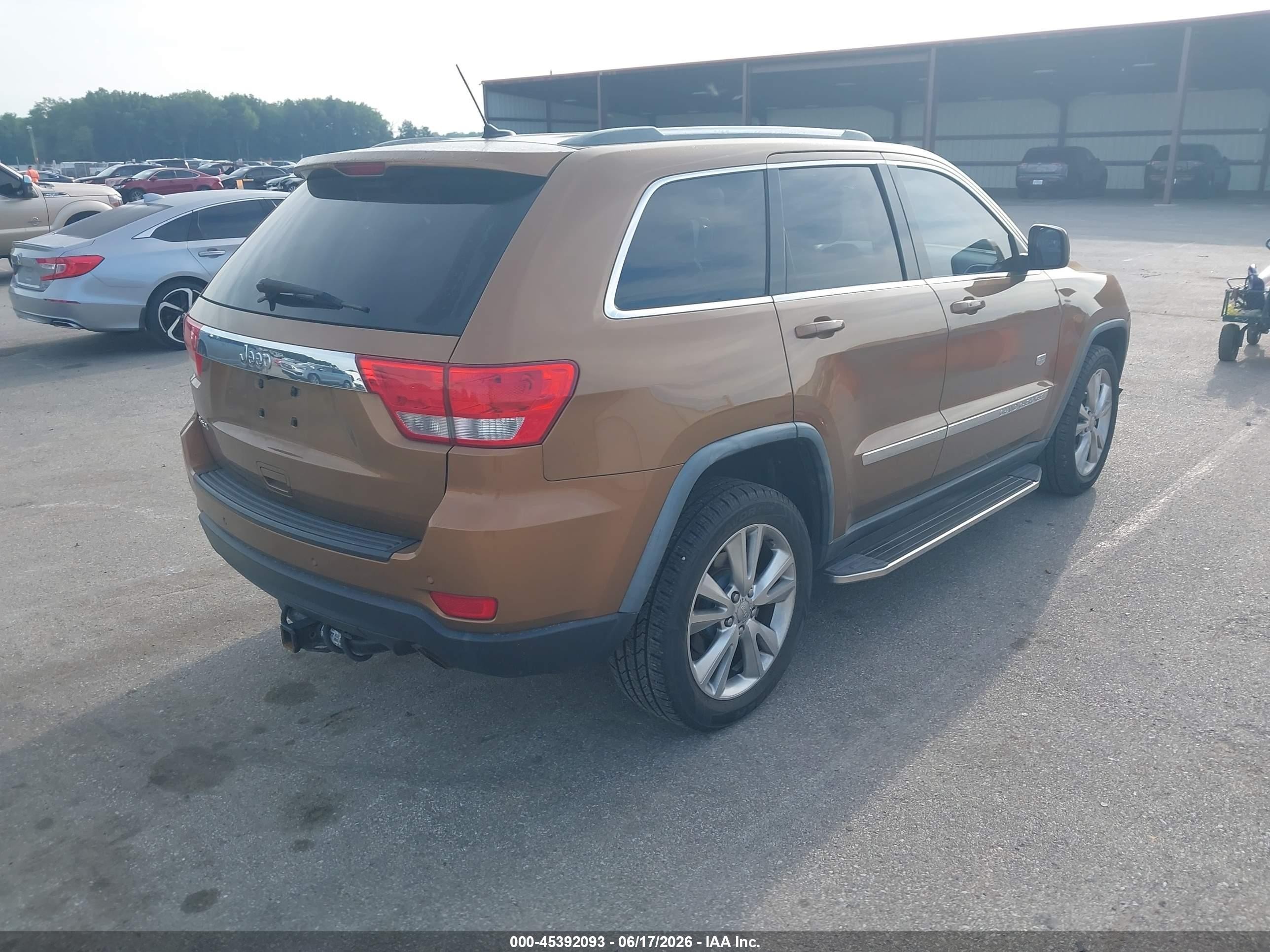 2011 Jeep Grand Cherokee Laredo Оранжевый vin: 1J4RR4GG3BC675408