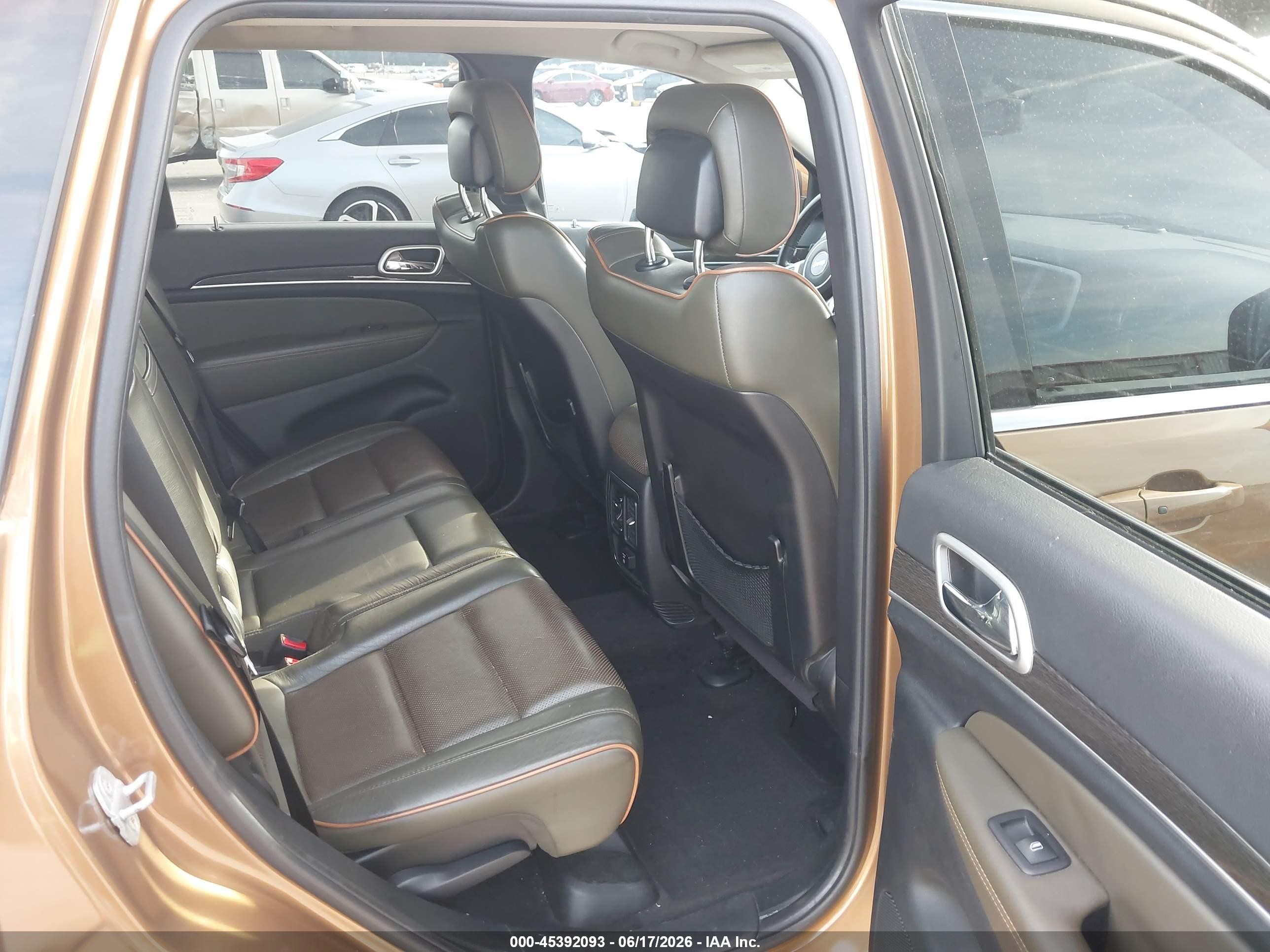2011 Jeep Grand Cherokee Laredo Оранжевый vin: 1J4RR4GG3BC675408