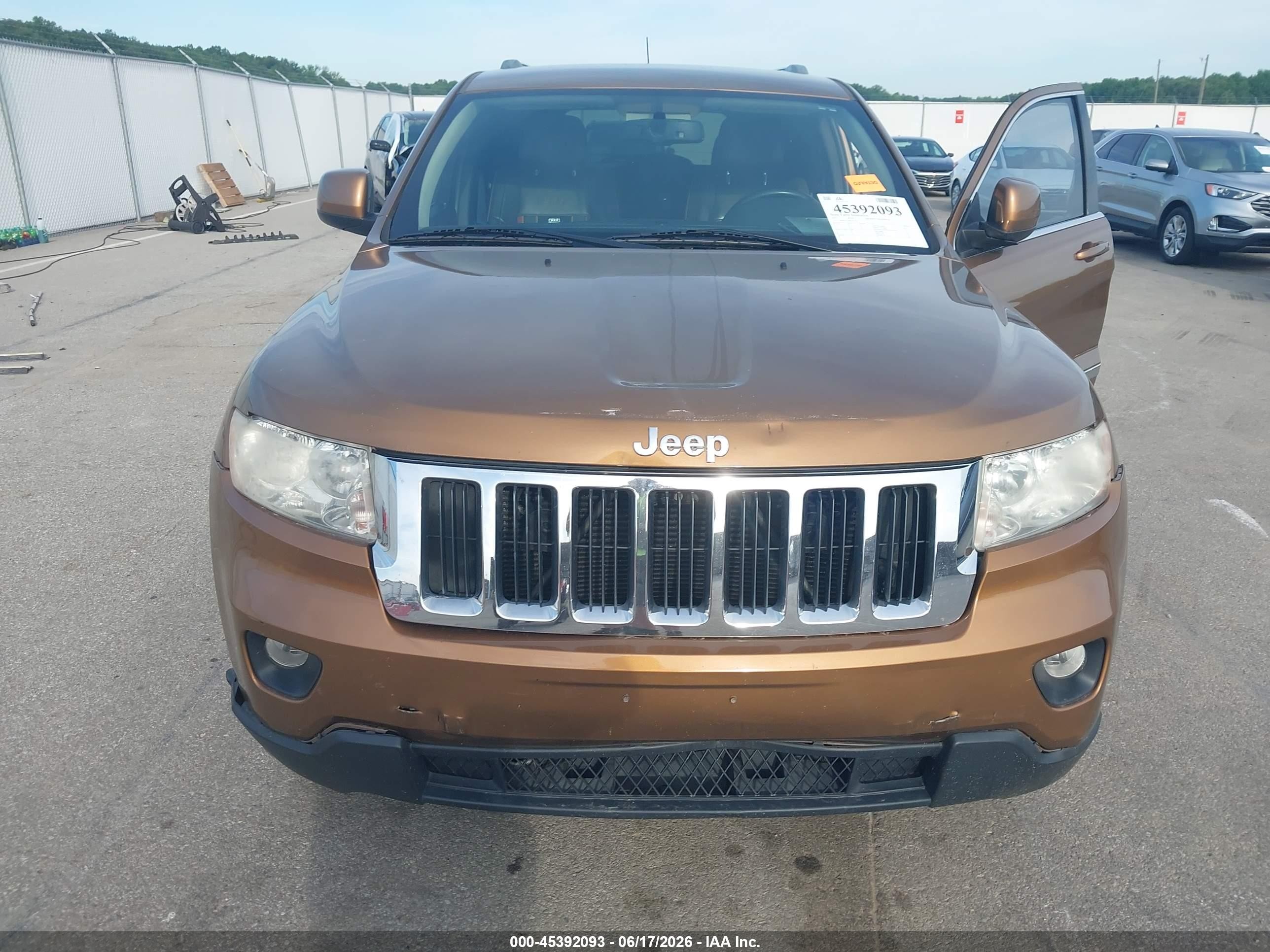 2011 Jeep Grand Cherokee Laredo Оранжевый vin: 1J4RR4GG3BC675408
