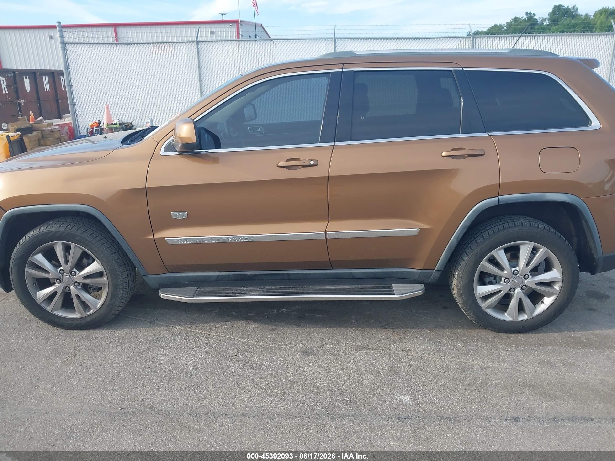 2011 Jeep Grand Cherokee Laredo Оранжевый vin: 1J4RR4GG3BC675408