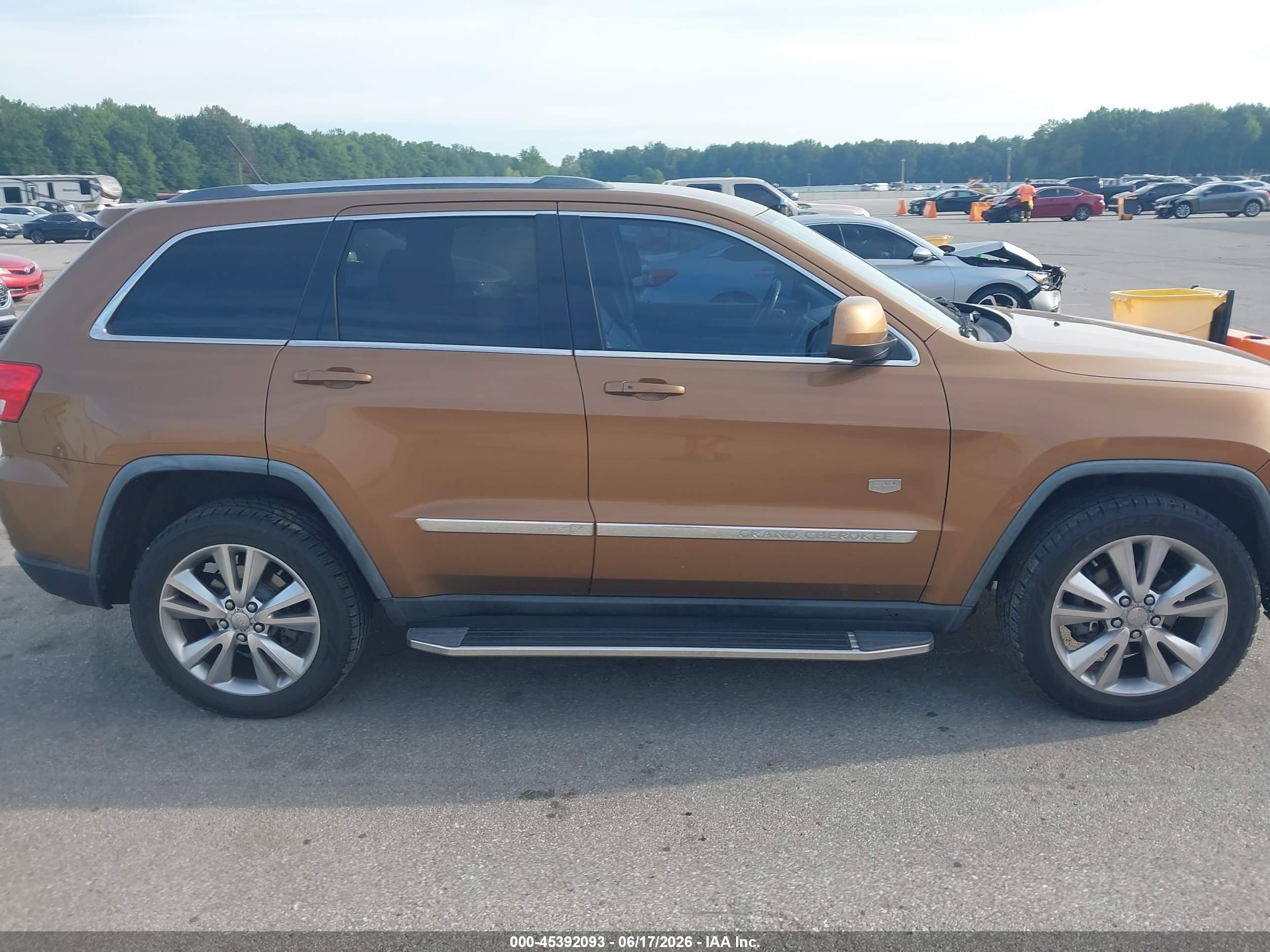 2011 Jeep Grand Cherokee Laredo Оранжевый vin: 1J4RR4GG3BC675408