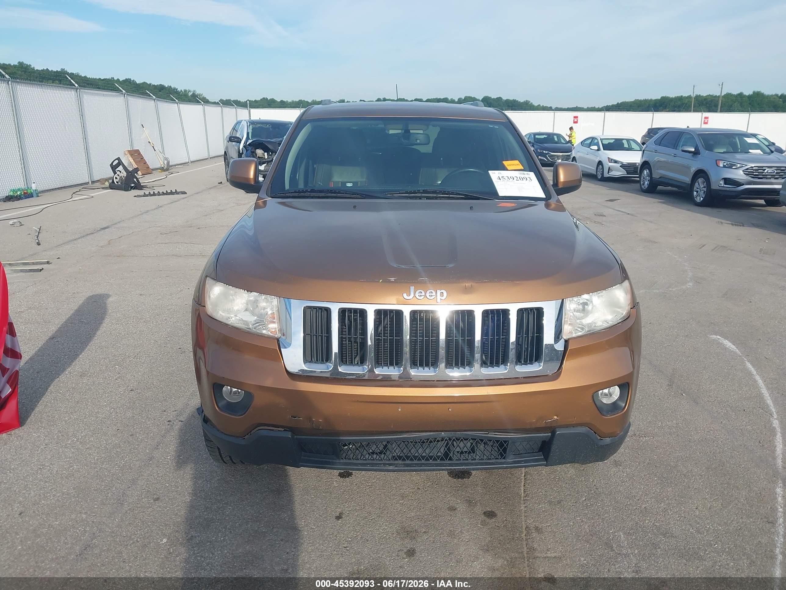 2011 Jeep Grand Cherokee Laredo Оранжевый vin: 1J4RR4GG3BC675408