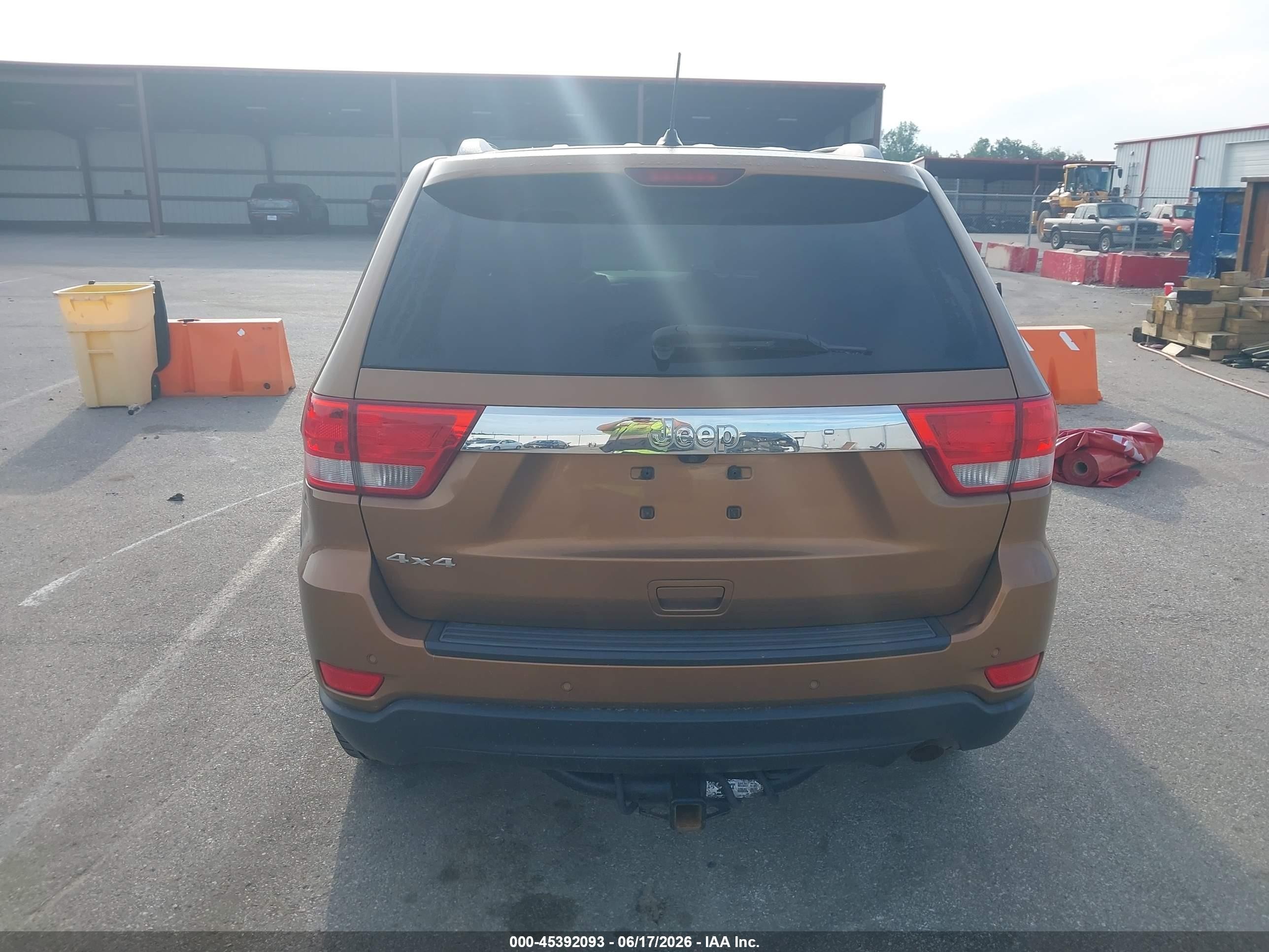 2011 Jeep Grand Cherokee Laredo Оранжевый vin: 1J4RR4GG3BC675408