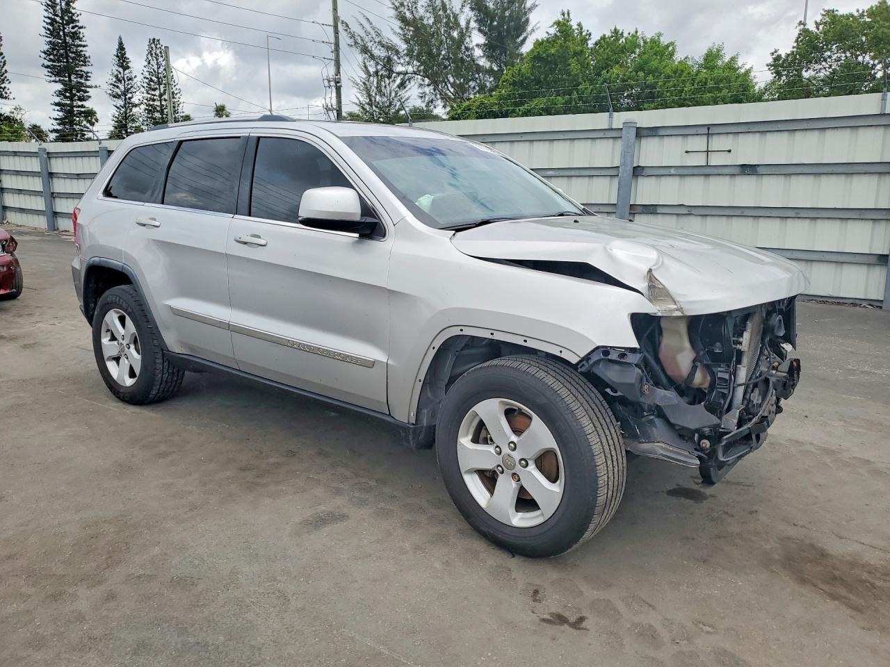 2011 Jeep Grand Cherokee Laredo Silver vin: 1J4RR4GG4BC541703