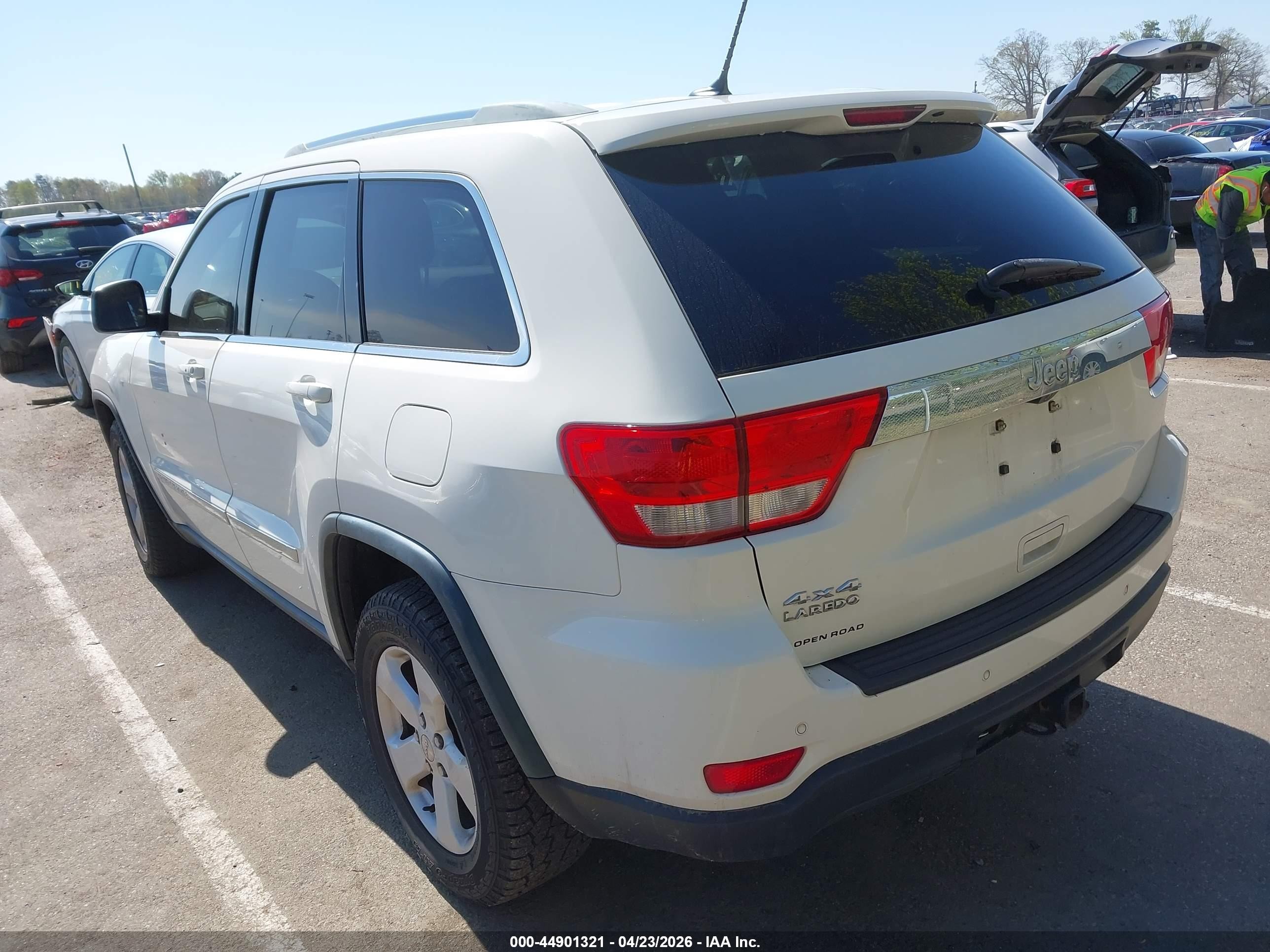 2011 Jeep Grand Cherokee Laredo White vin: 1J4RR4GG4BC563846