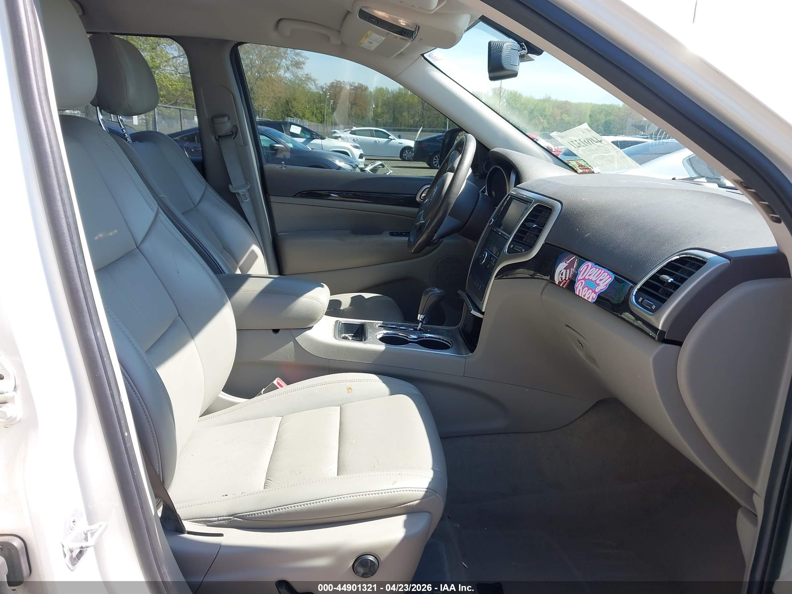 2011 Jeep Grand Cherokee Laredo White vin: 1J4RR4GG4BC563846
