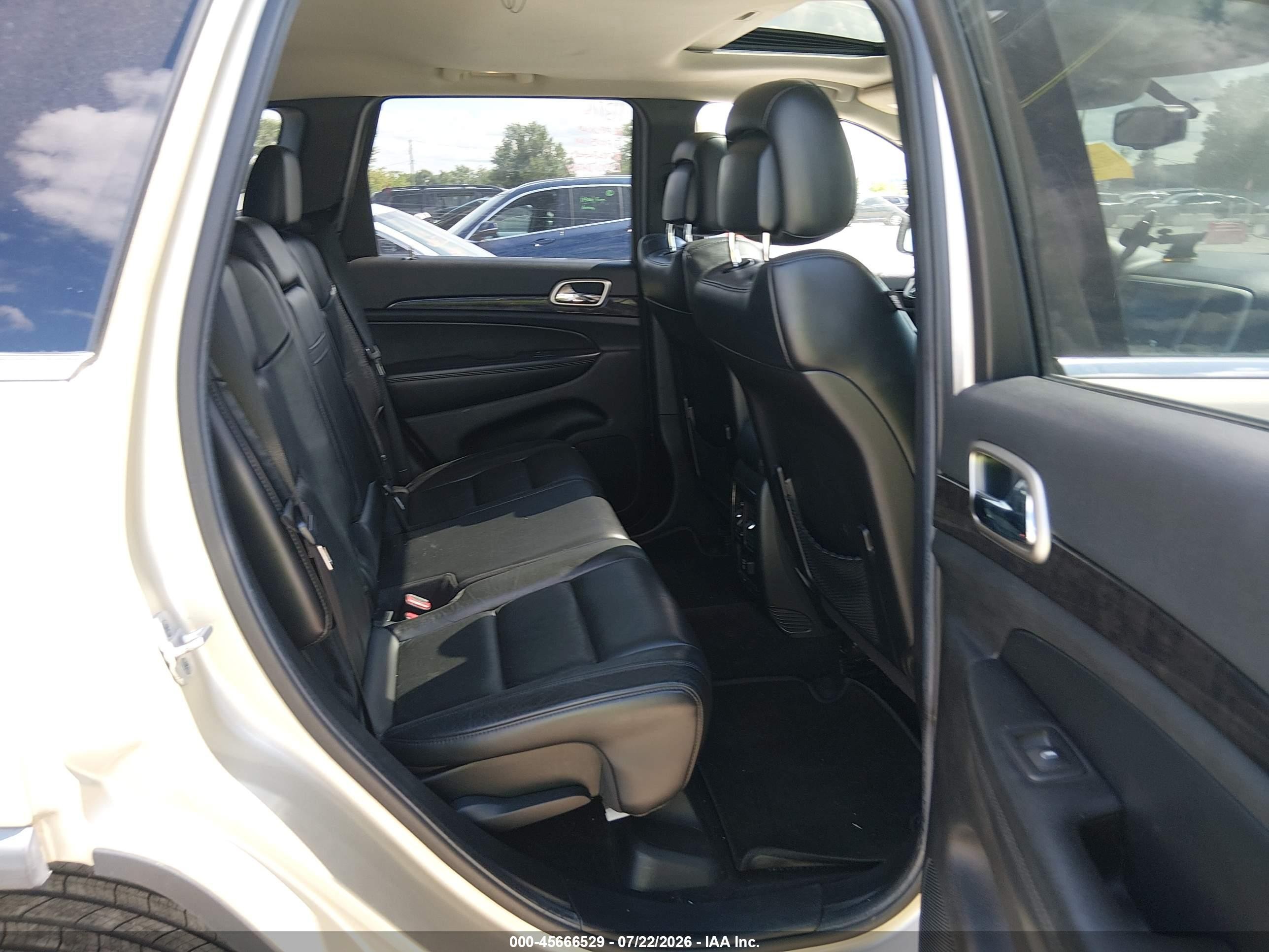 2011 Jeep Grand Cherokee Laredo Beige vin: 1J4RR4GG4BC734644