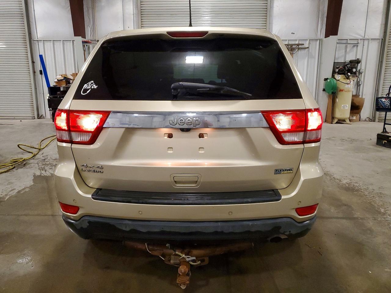2011 Jeep Grand Cherokee Laredo Gold vin: 1J4RR4GG4BC740928