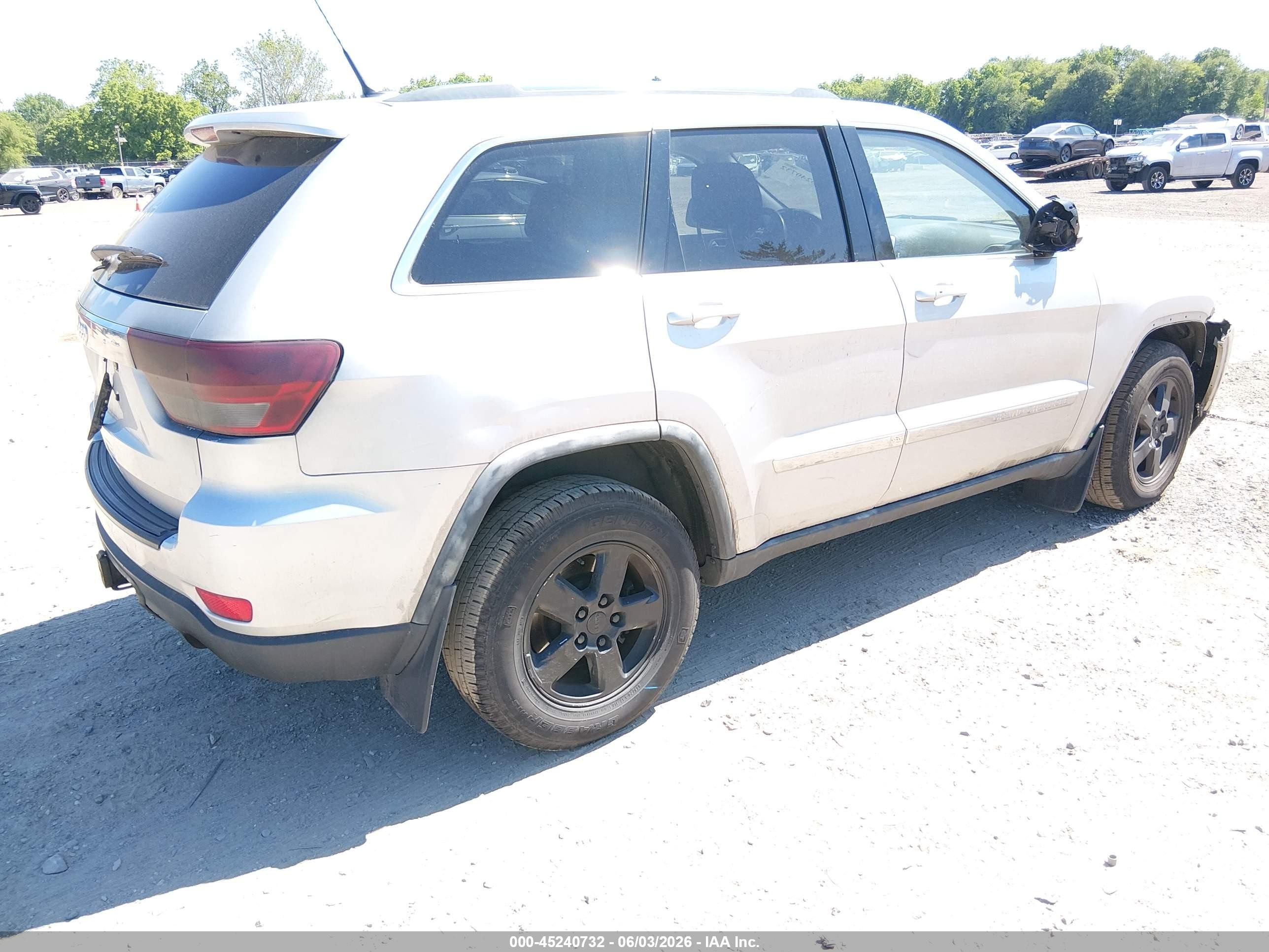 2011 Jeep Grand Cherokee Laredo Серебряный vin: 1J4RR4GG5BC519421