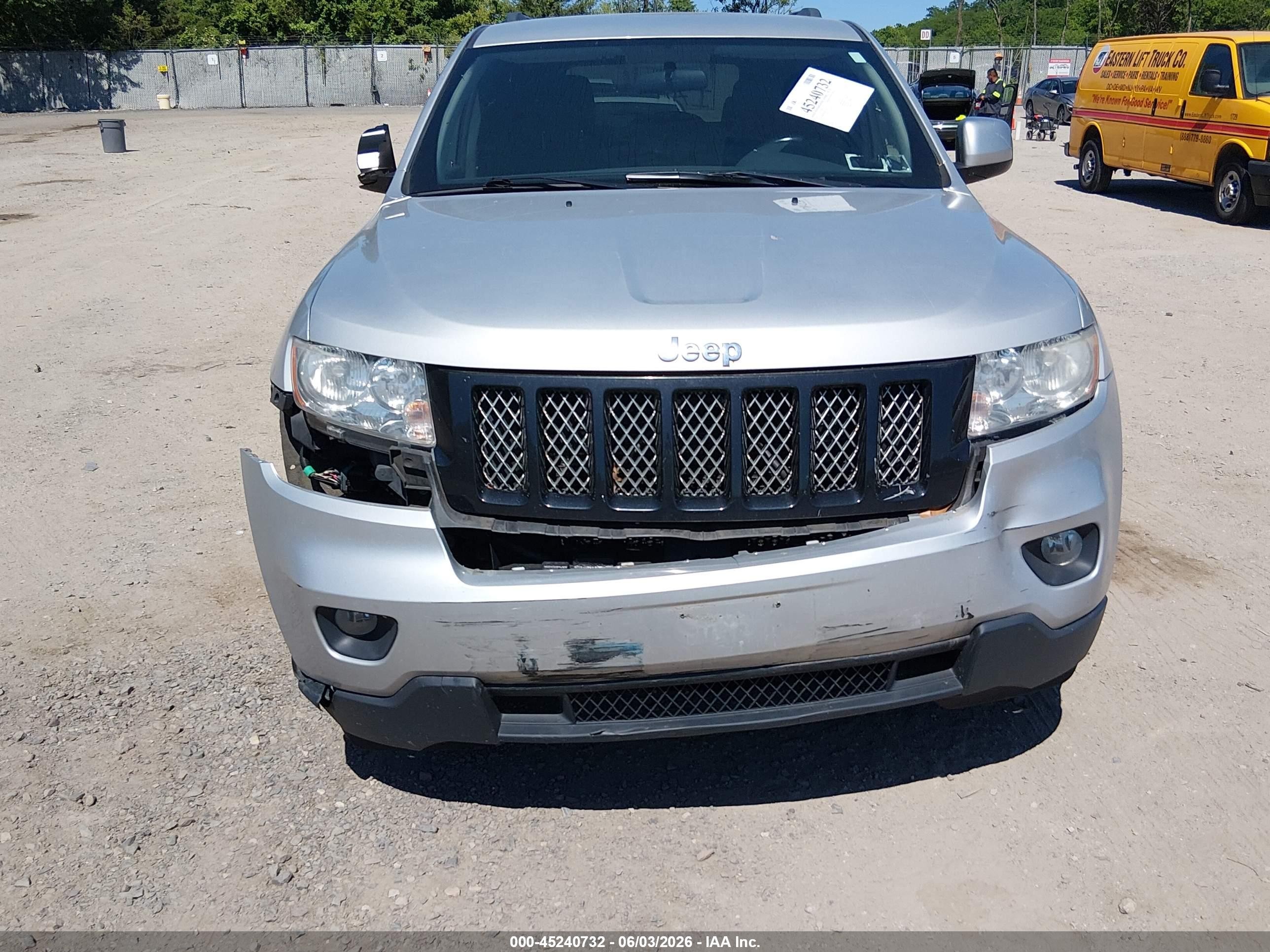 2011 Jeep Grand Cherokee Laredo Серебряный vin: 1J4RR4GG5BC519421