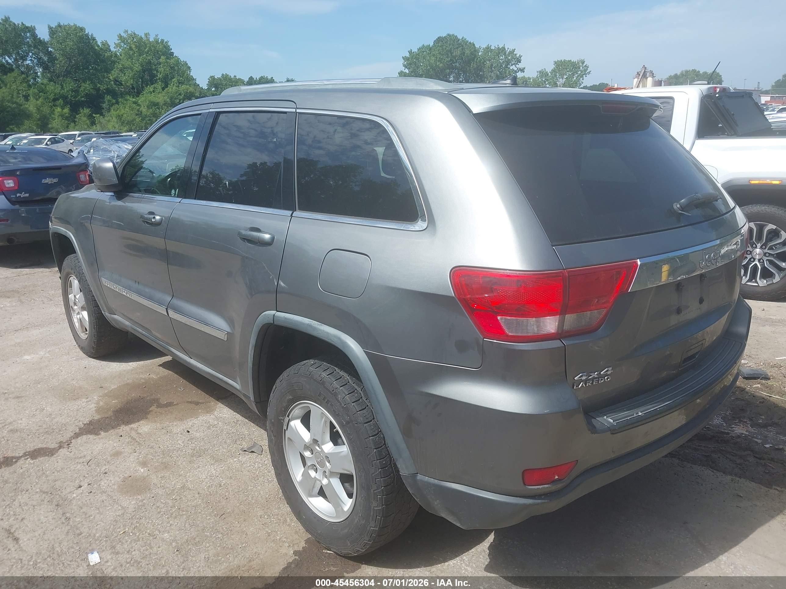 2011 Jeep Grand Cherokee Laredo Gray vin: 1J4RR4GG5BC670808
