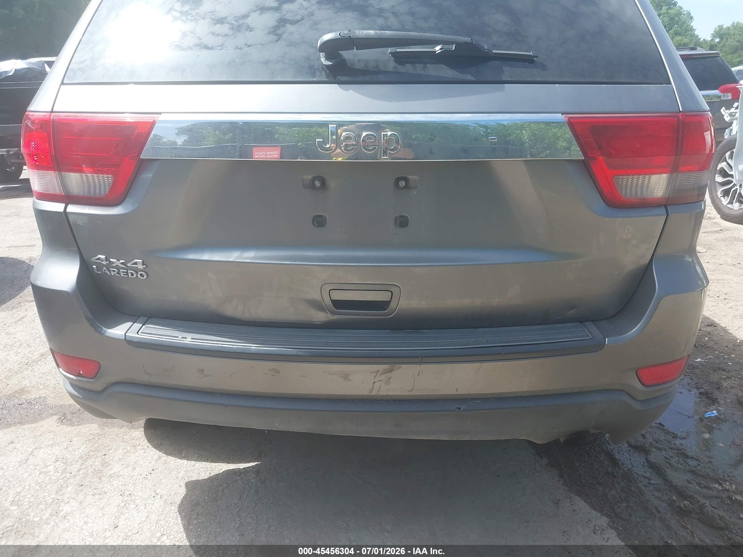 2011 Jeep Grand Cherokee Laredo Gray vin: 1J4RR4GG5BC670808