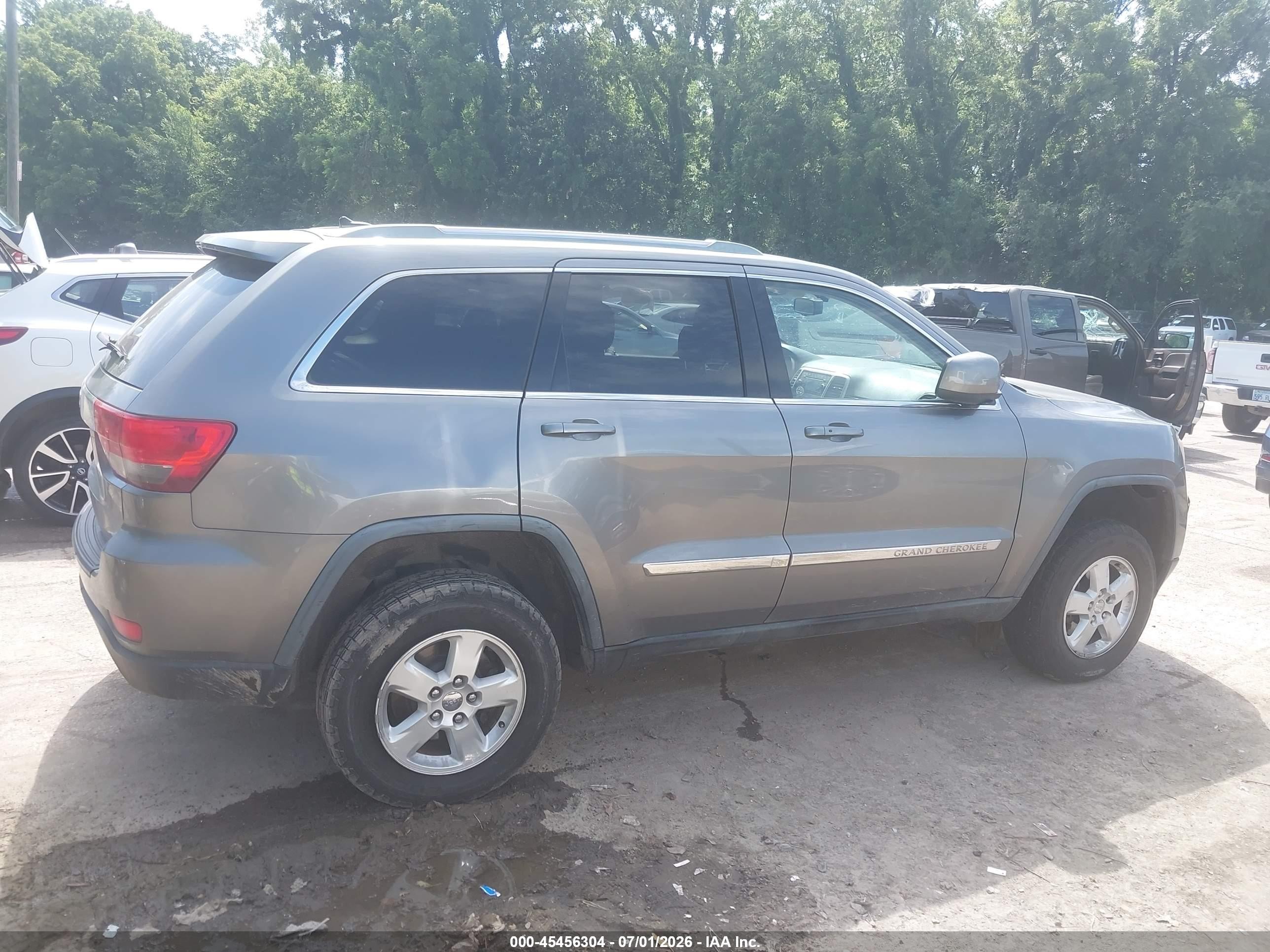 2011 Jeep Grand Cherokee Laredo Gray vin: 1J4RR4GG5BC670808