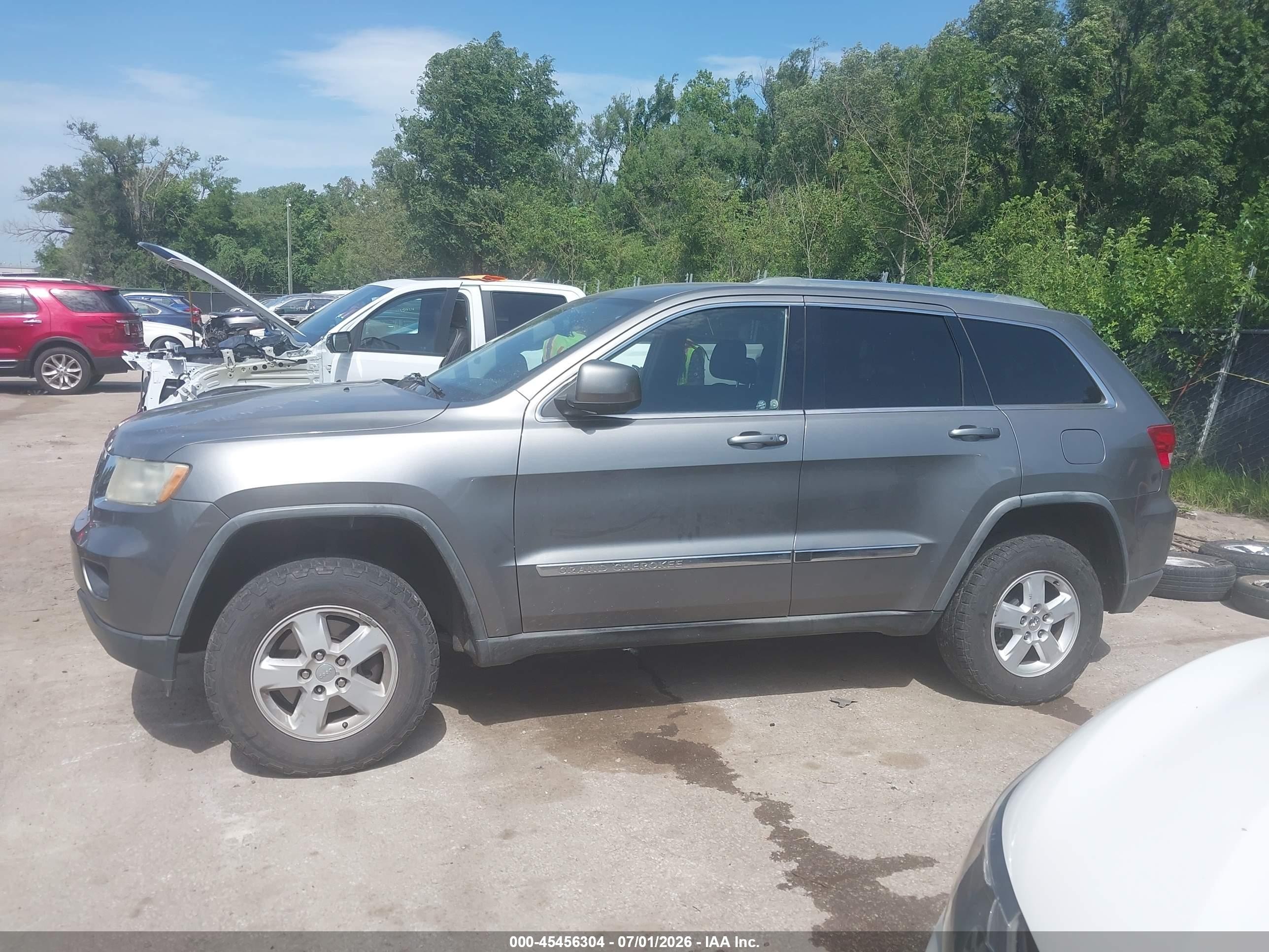 2011 Jeep Grand Cherokee Laredo Gray vin: 1J4RR4GG5BC670808