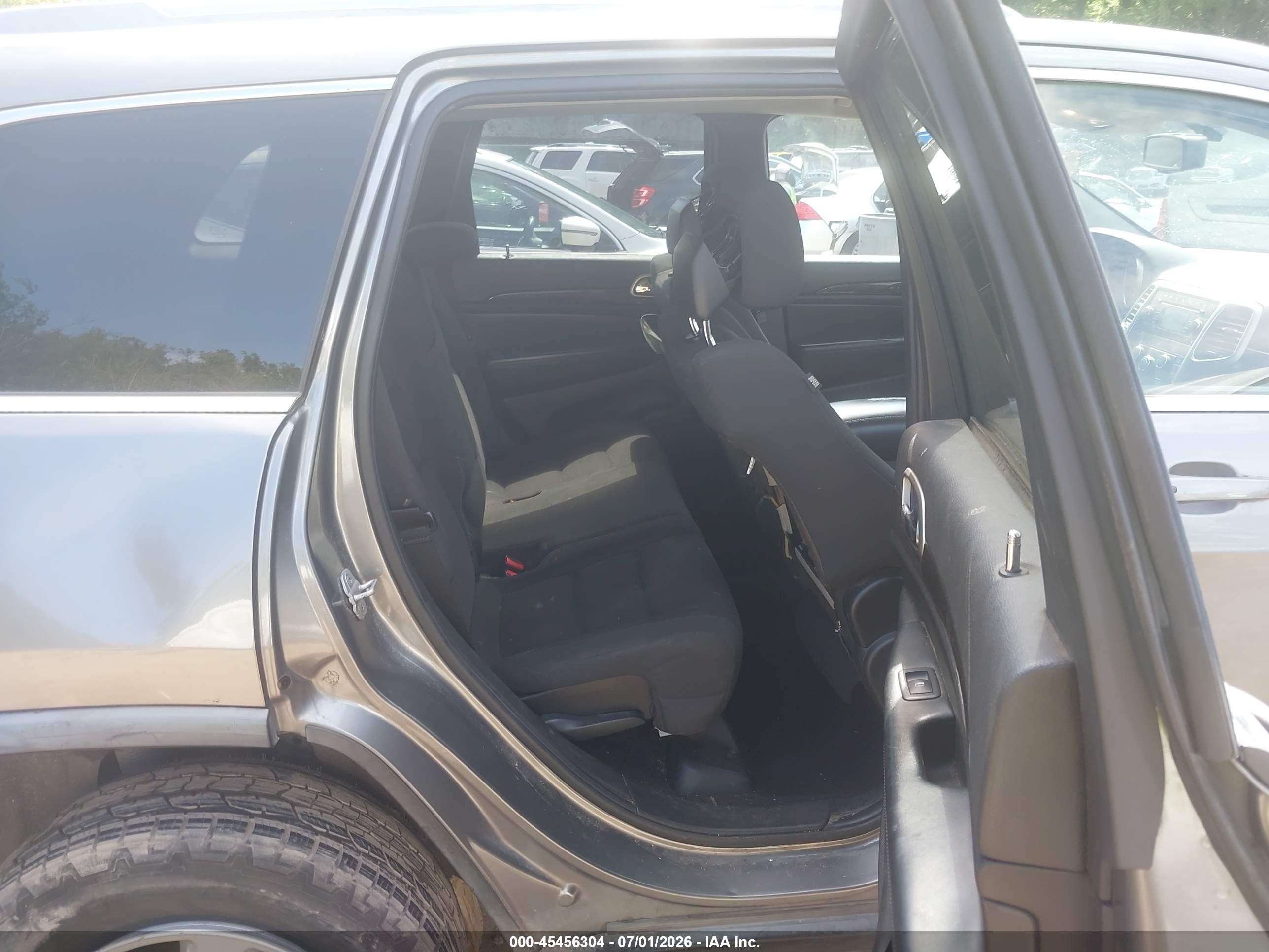 2011 Jeep Grand Cherokee Laredo Gray vin: 1J4RR4GG5BC670808