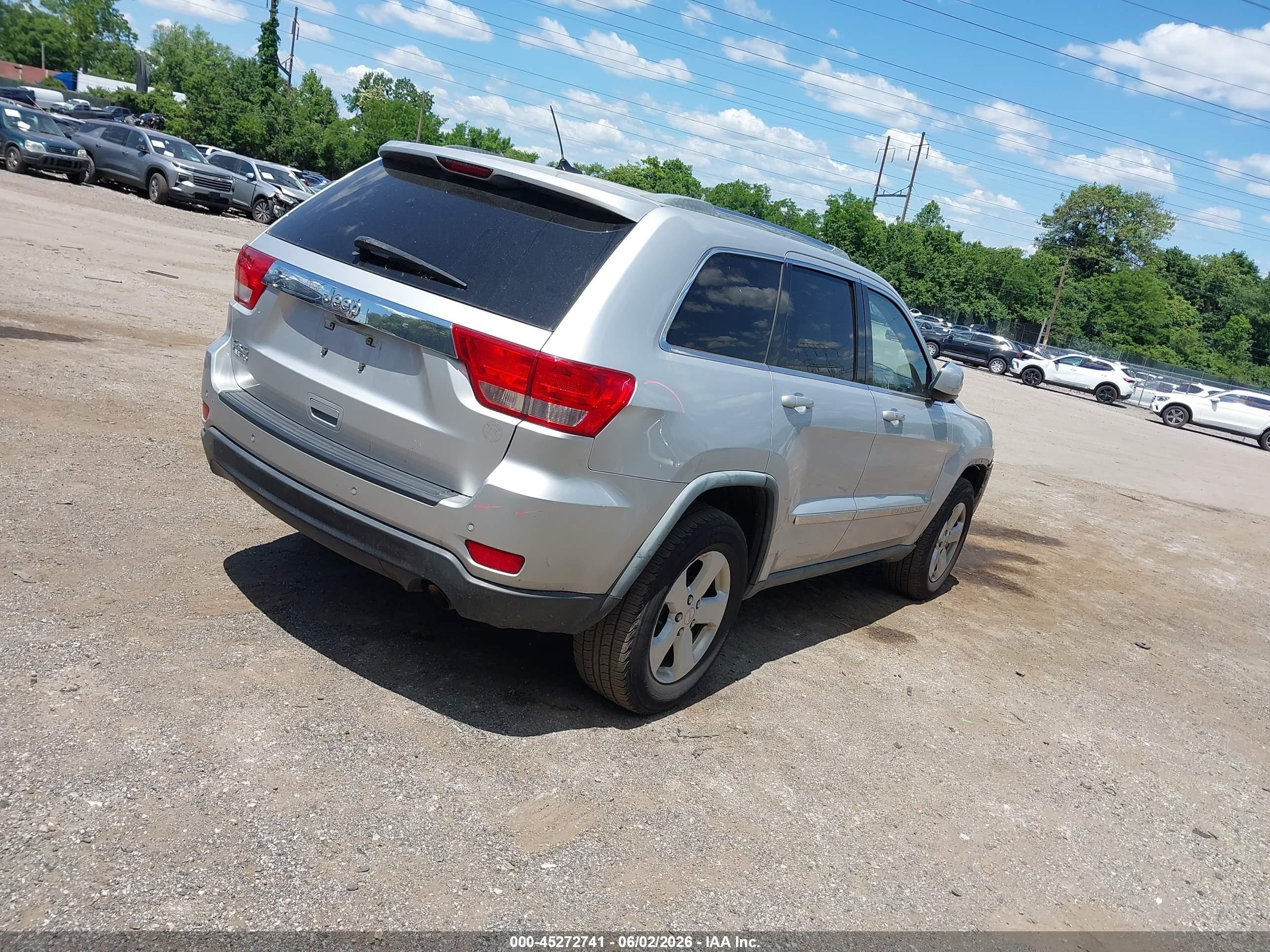 2011 Jeep Grand Cherokee Laredo Серебряный vin: 1J4RR4GG6BC542755