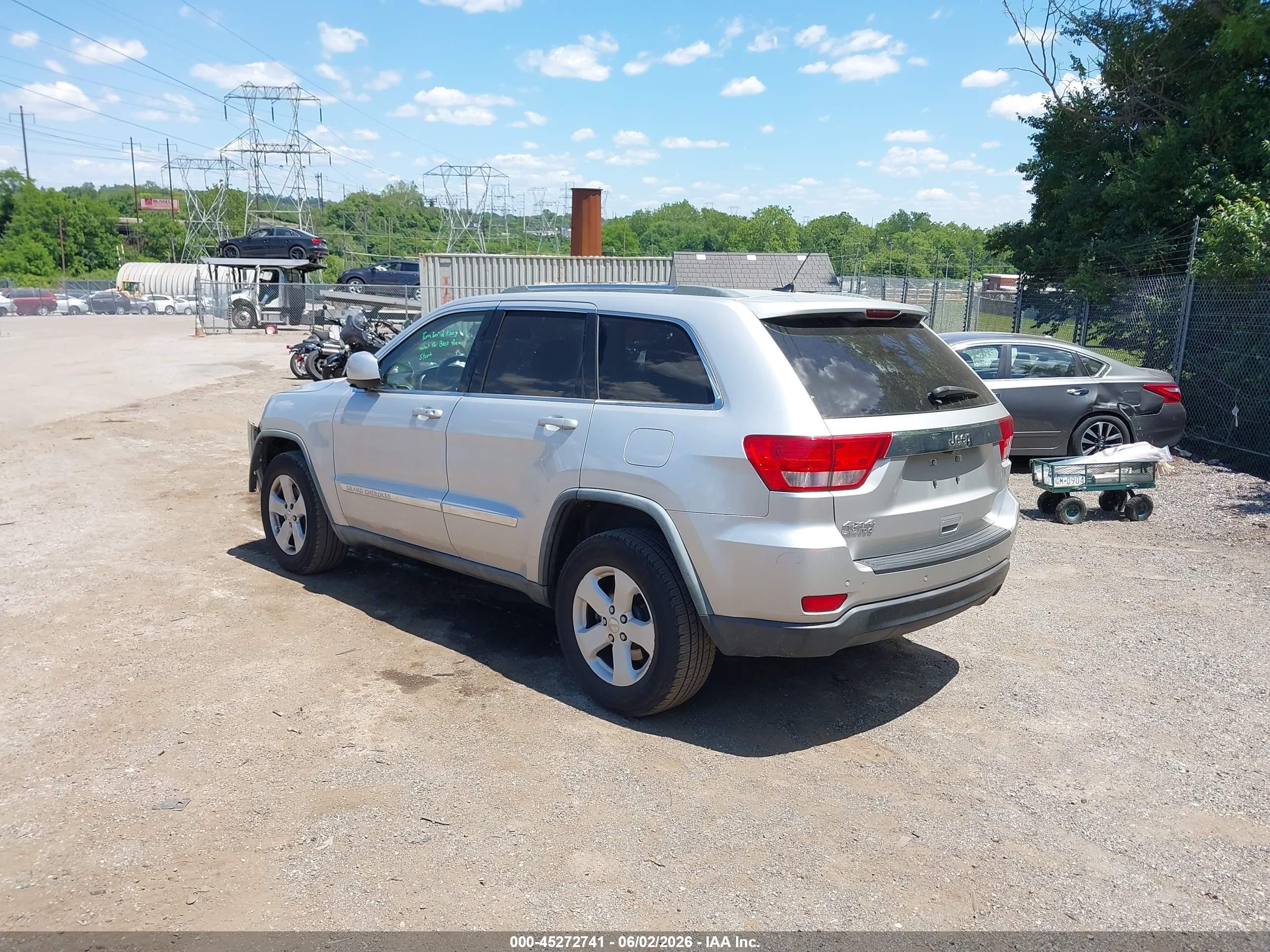 2011 Jeep Grand Cherokee Laredo Серебряный vin: 1J4RR4GG6BC542755