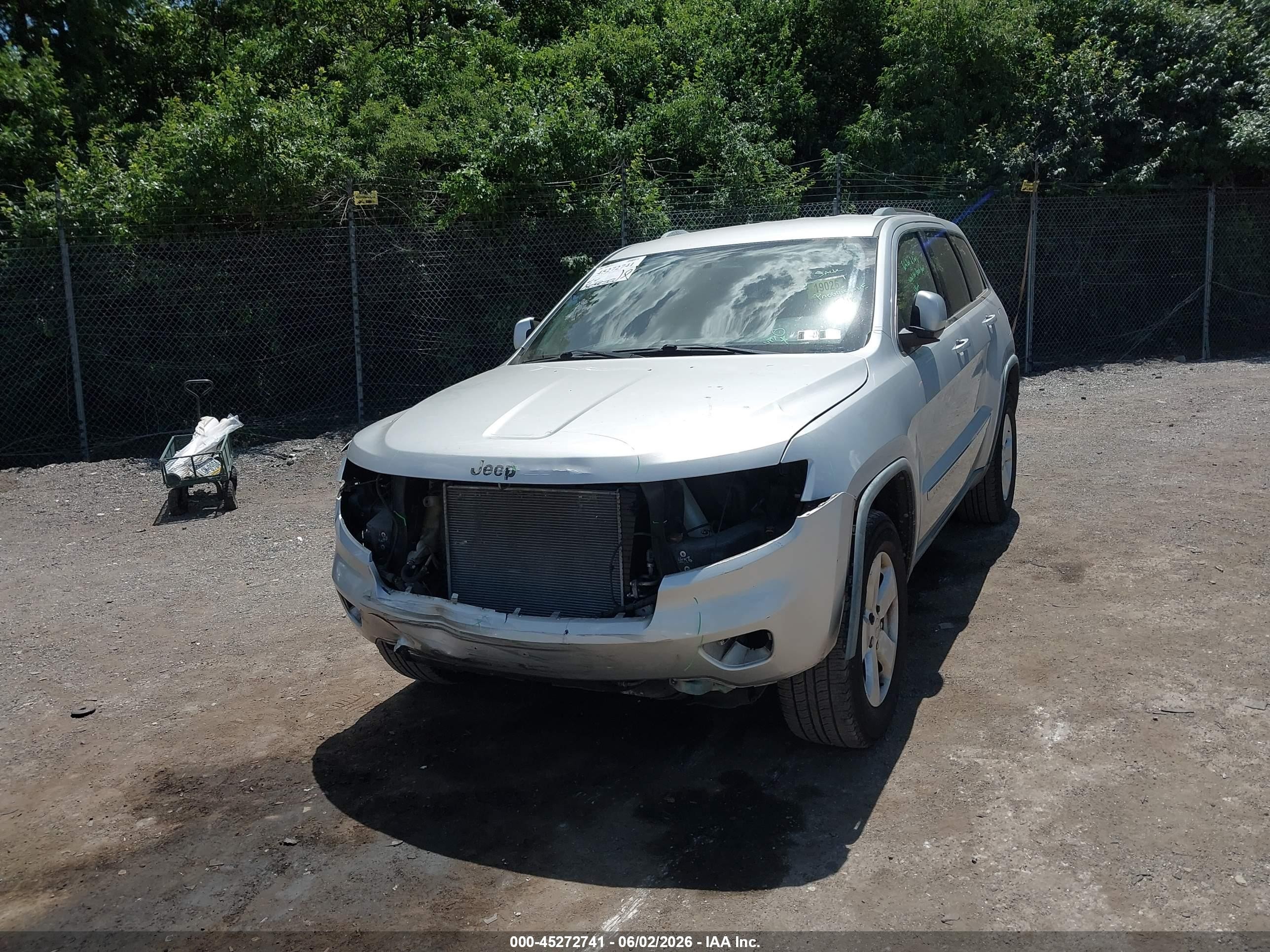 2011 Jeep Grand Cherokee Laredo Серебряный vin: 1J4RR4GG6BC542755