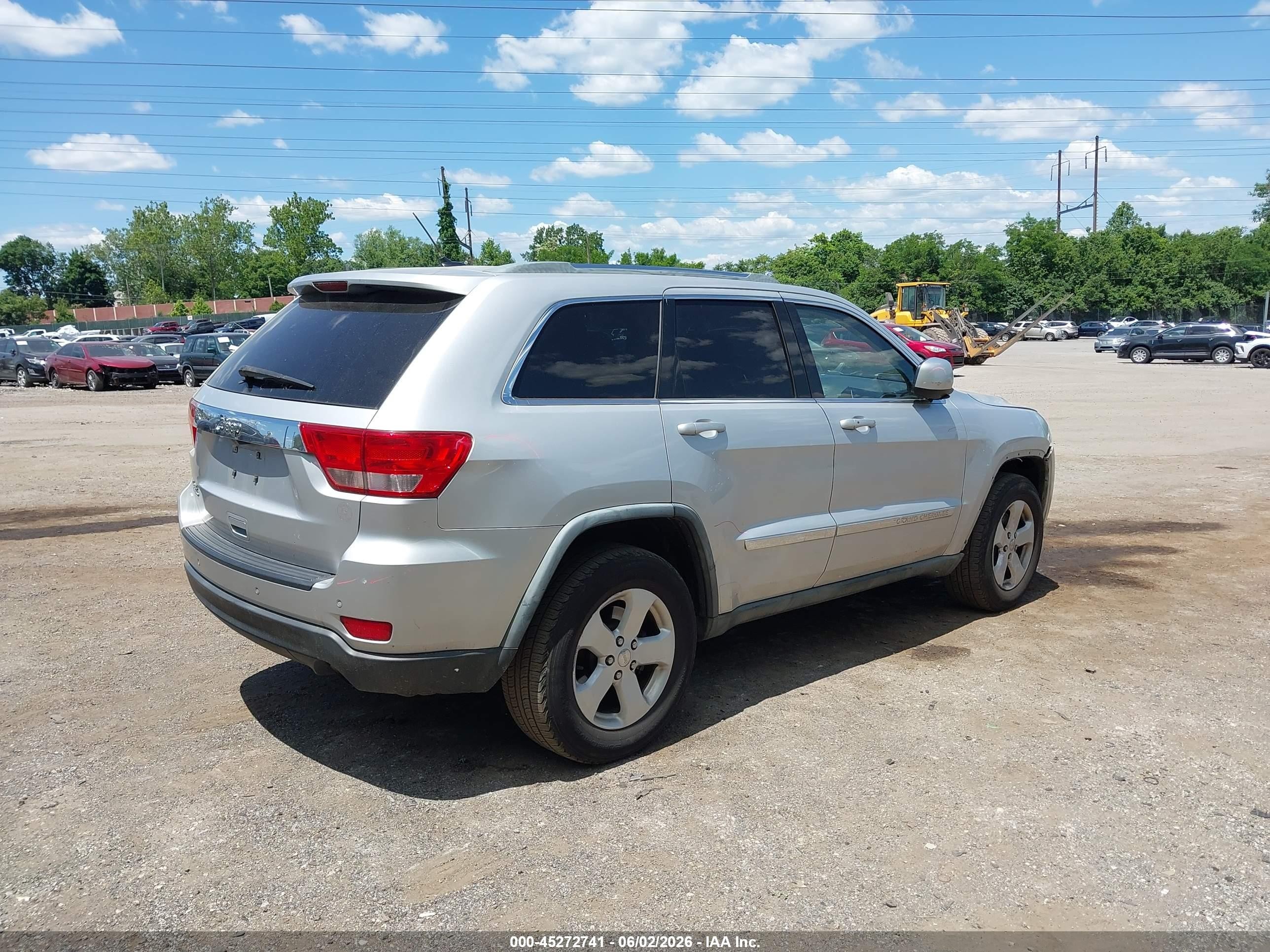 2011 Jeep Grand Cherokee Laredo Серебряный vin: 1J4RR4GG6BC542755