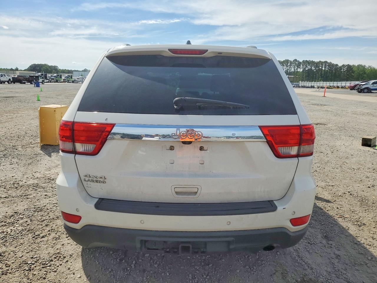 2011 Jeep Grand Cherokee Laredo White vin: 1J4RR4GG6BC54887