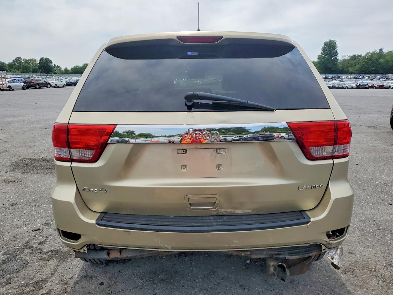 2011 Jeep Grand Cherokee Sport Gold vin: 1J4RR4GG6BC567056