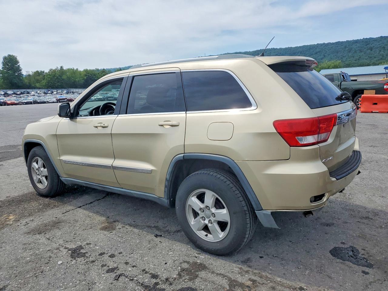 2011 Jeep Grand Cherokee Sport Gold vin: 1J4RR4GG6BC567056