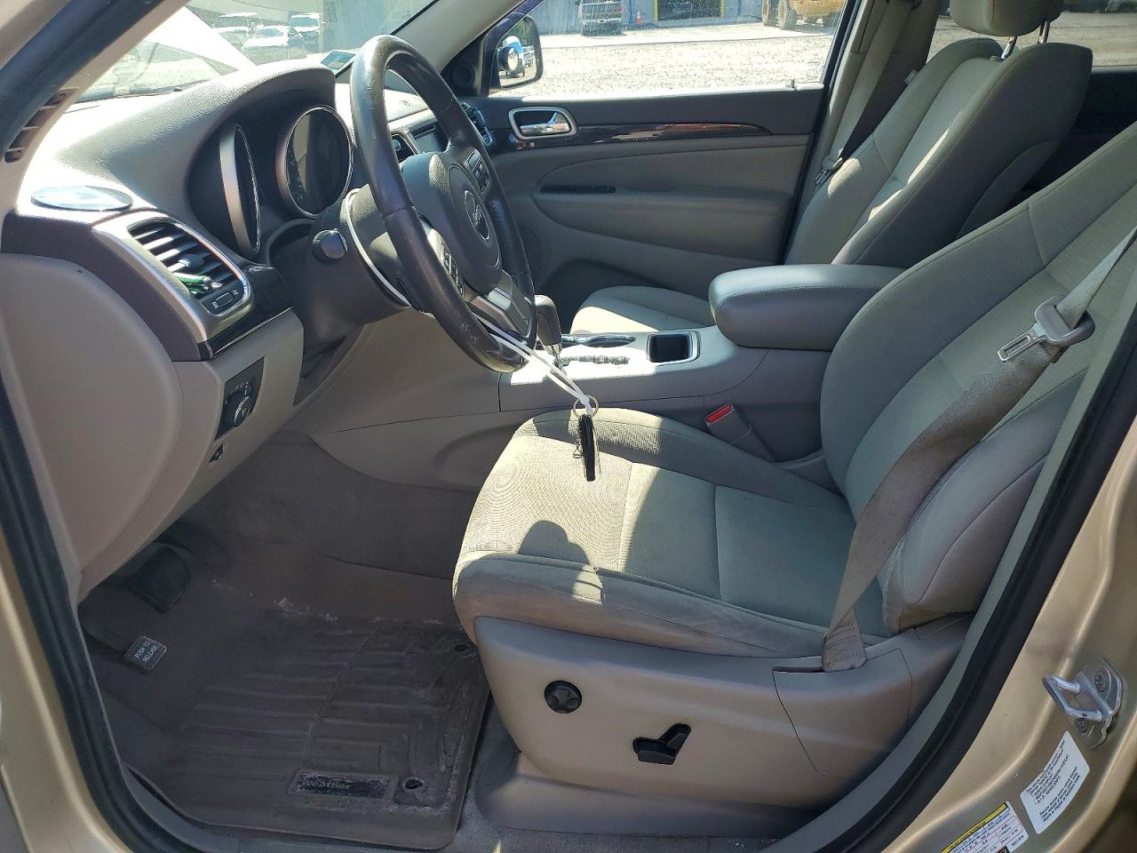 2011 Jeep Grand Cherokee Laredo Бежевый vin: 1J4RR4GG6BC571818