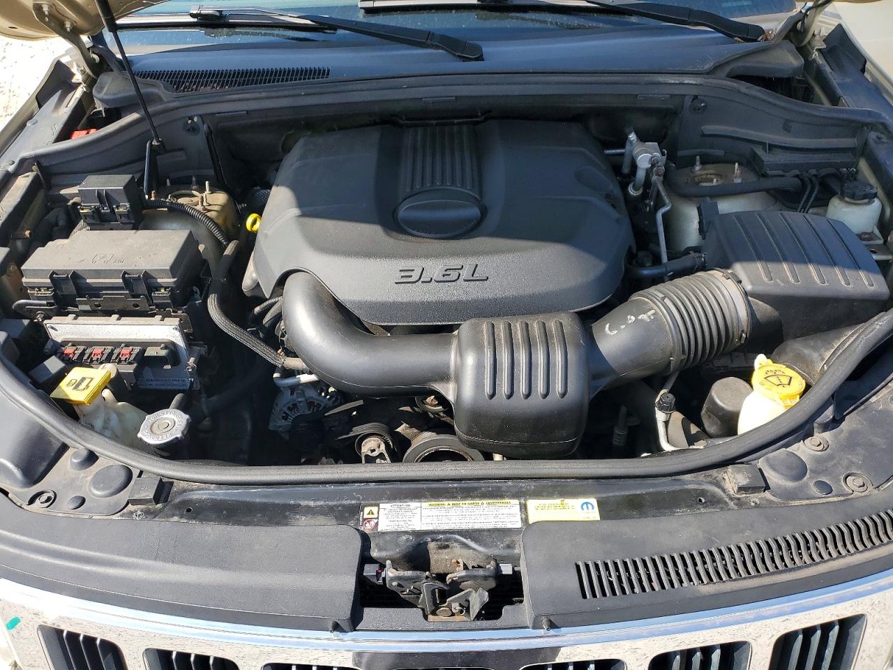 2011 Jeep Grand Cherokee Laredo Бежевый vin: 1J4RR4GG6BC571818