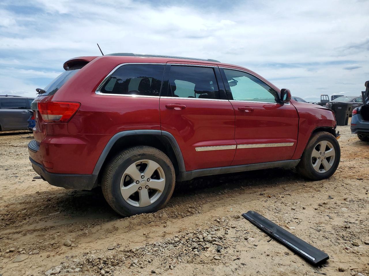 2011 Jeep Grand Cherokee Laredo Red vin: 1J4RR4GG6BC609404