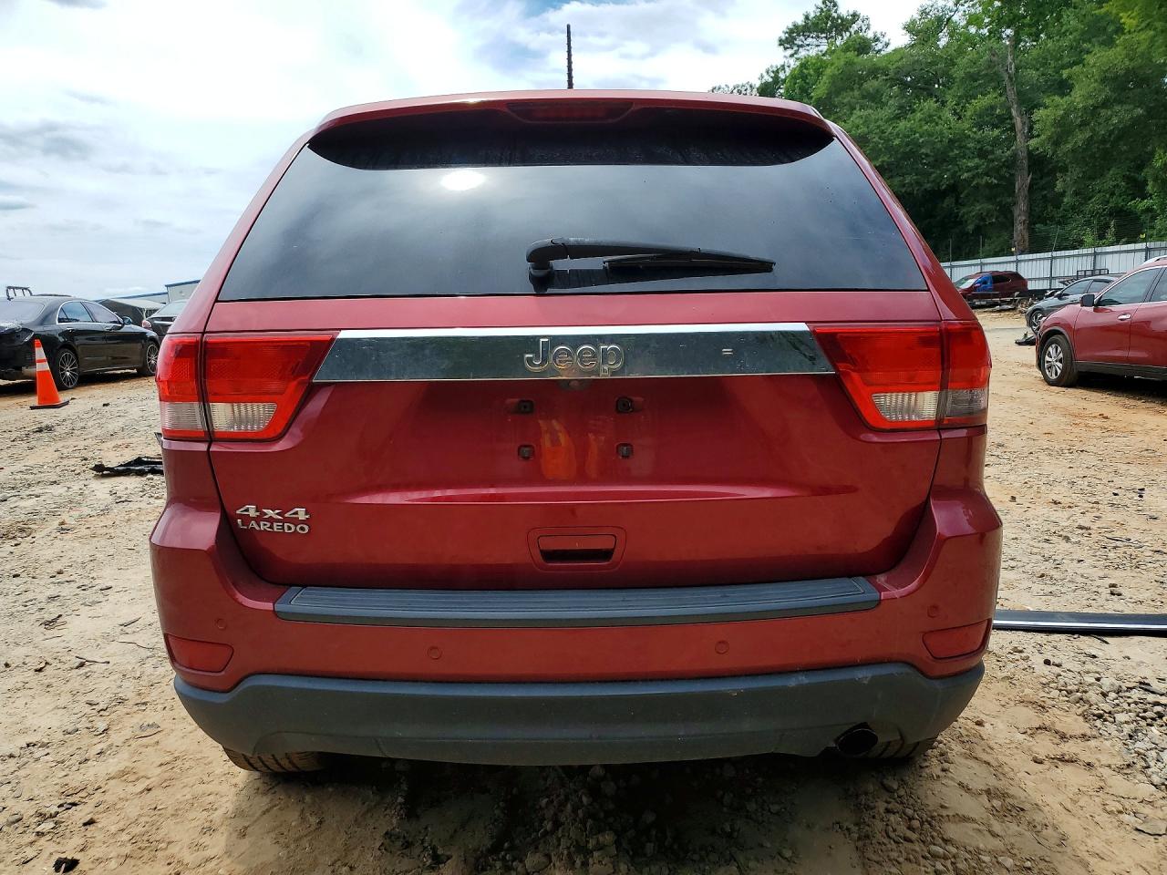 2011 Jeep Grand Cherokee Laredo Red vin: 1J4RR4GG6BC609404