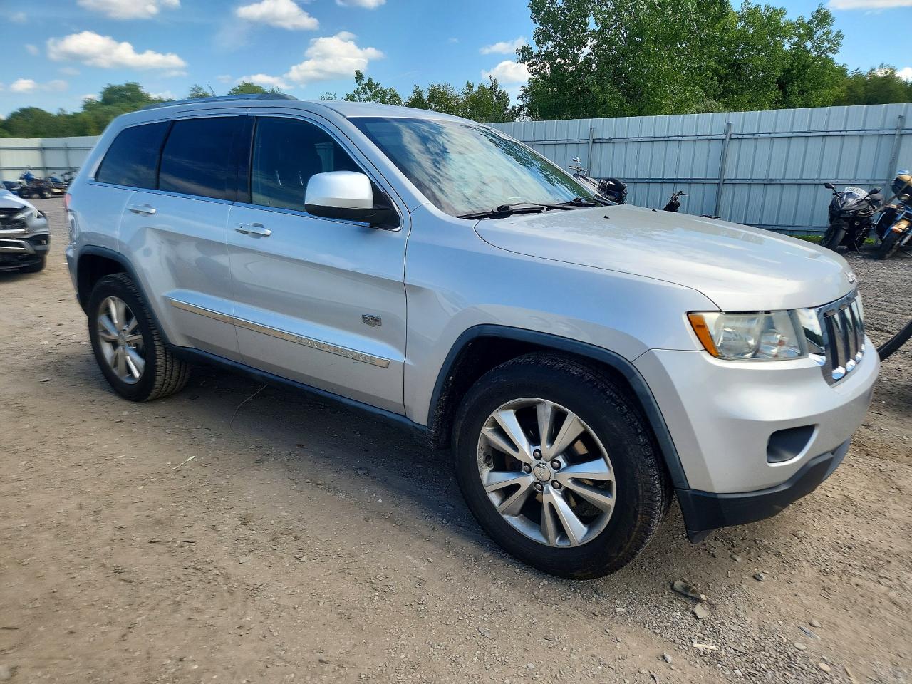 2011 Jeep Grand Cherokee Laredo Серебряный vin: 1J4RR4GG6BC673930