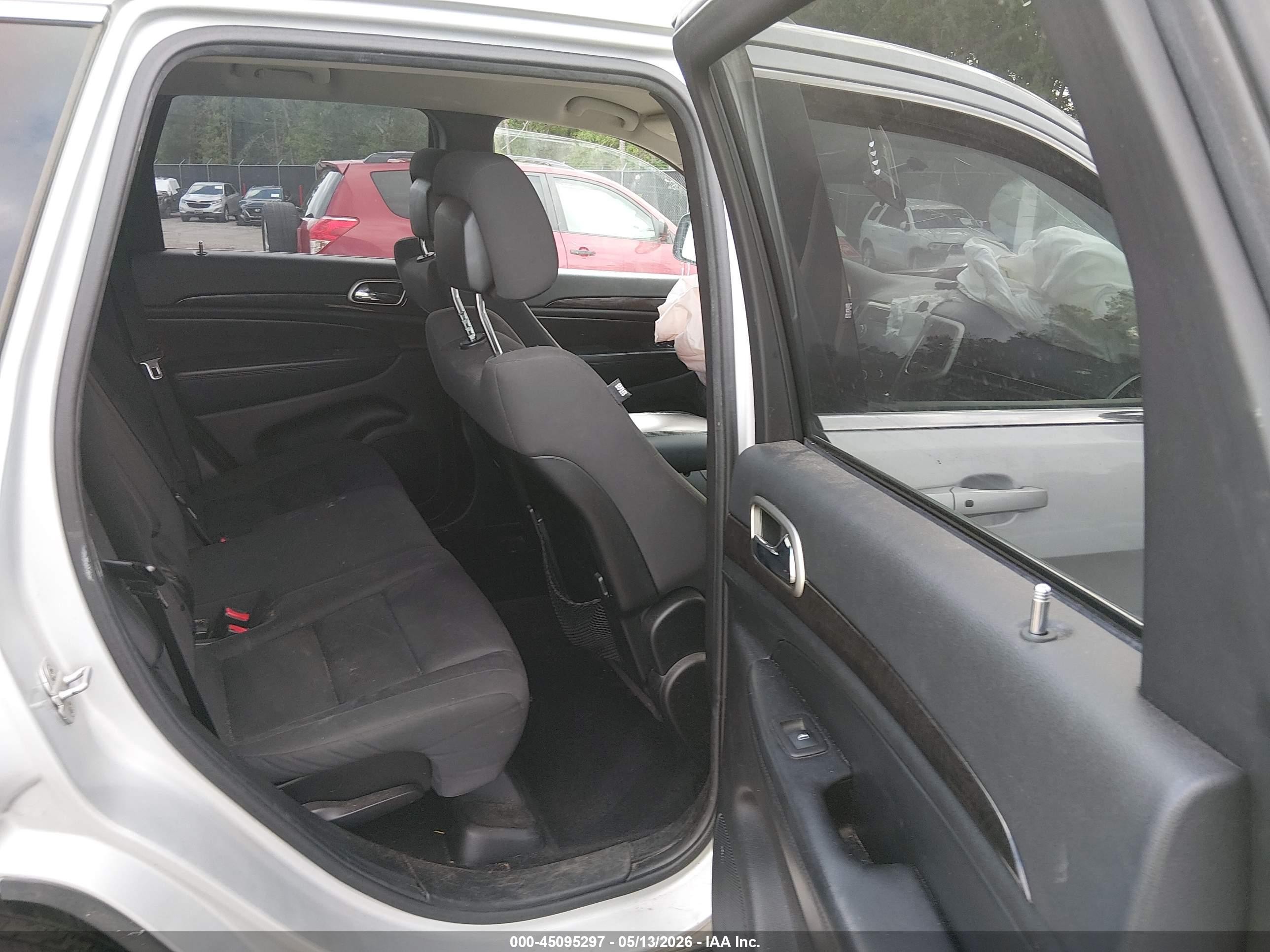 2011 Jeep Grand Cherokee Laredo Silver vin: 1J4RR4GG6BC705419