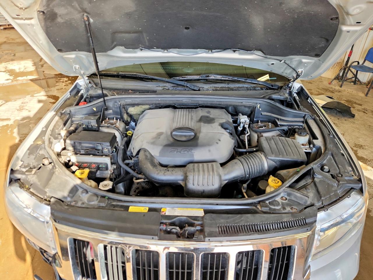 2011 Jeep Grand Cherokee Laredo Silver vin: 1J4RR4GG6BC738243