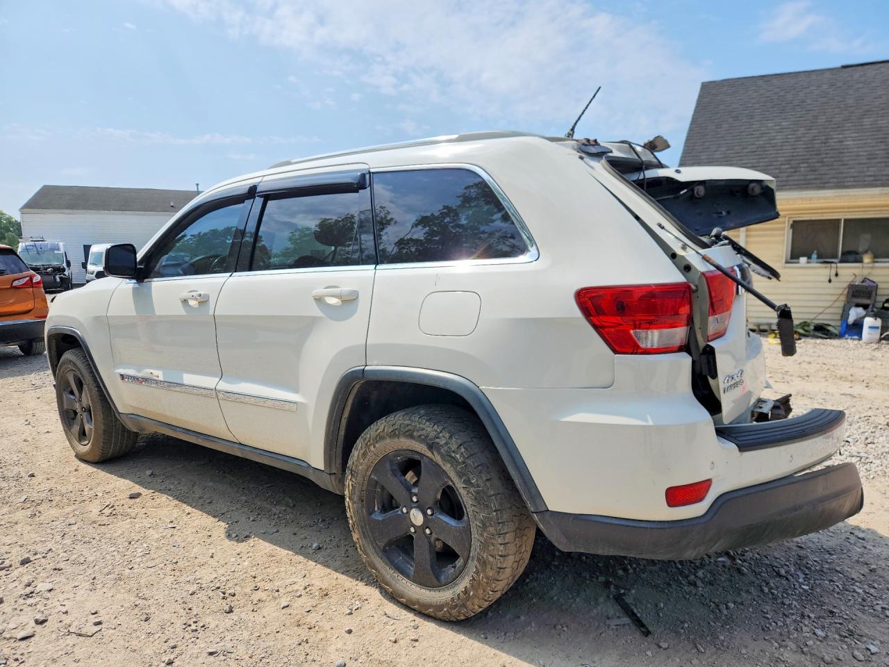 2011 Jeep Grand Cherokee Laredo White vin: 1J4RR4GG7BC544272